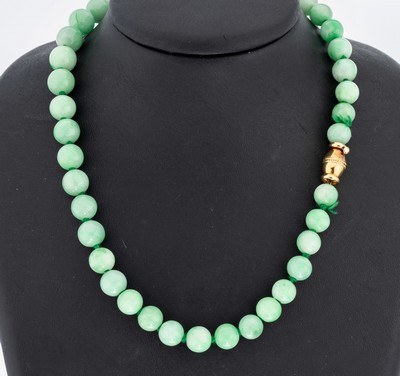 Image Jade-Collier mit 18 kt Gold Schmuckschließe, GG 750/000, 41 Jadekugeln, D. ca. 10-10.6 ...