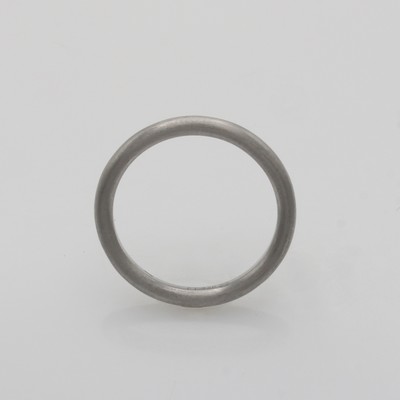 27054074a - Ring, 950 Platin, glatte mattierte Aus- führung, B. ca. 2 mm, RW ca. 54 Schätzpreis: ...