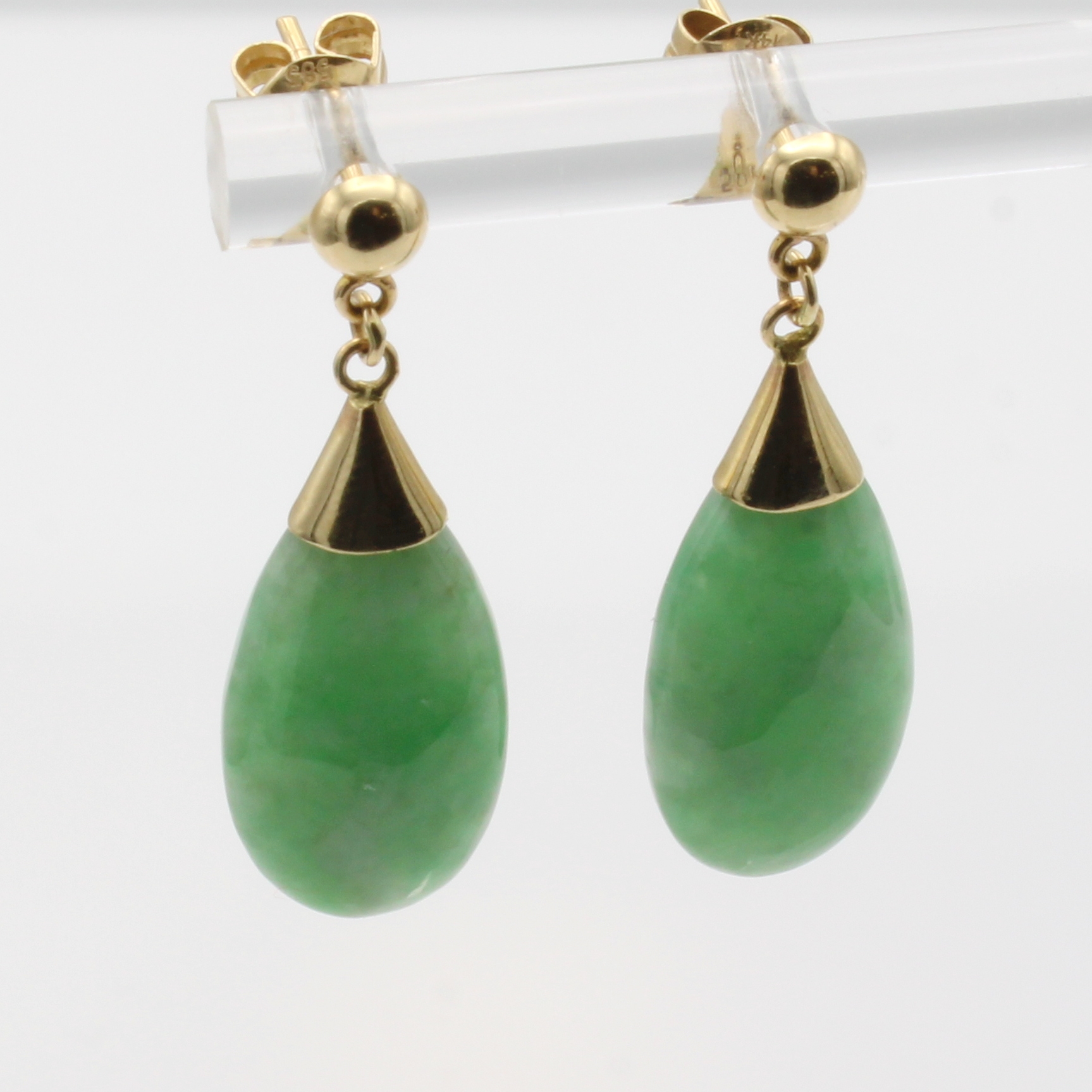 Image 27054139 - Paar Ohrstecker mit Jade, GG 585/000, 2 tropfenf. Jade ca. 20x10 mm Schätzpreis: 380, - ...