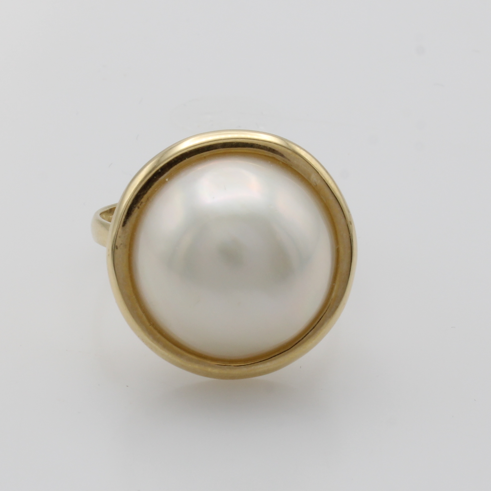 Image 27054141 - Ring mit Mabeperle, GG 585/000, weiße Perle ca. 15-16 mm, RW ca. 60 Schätzpreis: 780, ...
