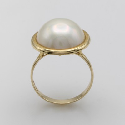 27054141a - Ring mit Mabeperle, GG 585/000, weiße Perle ca. 15-16 mm, RW ca. 60 Schätzpreis: 780, ...