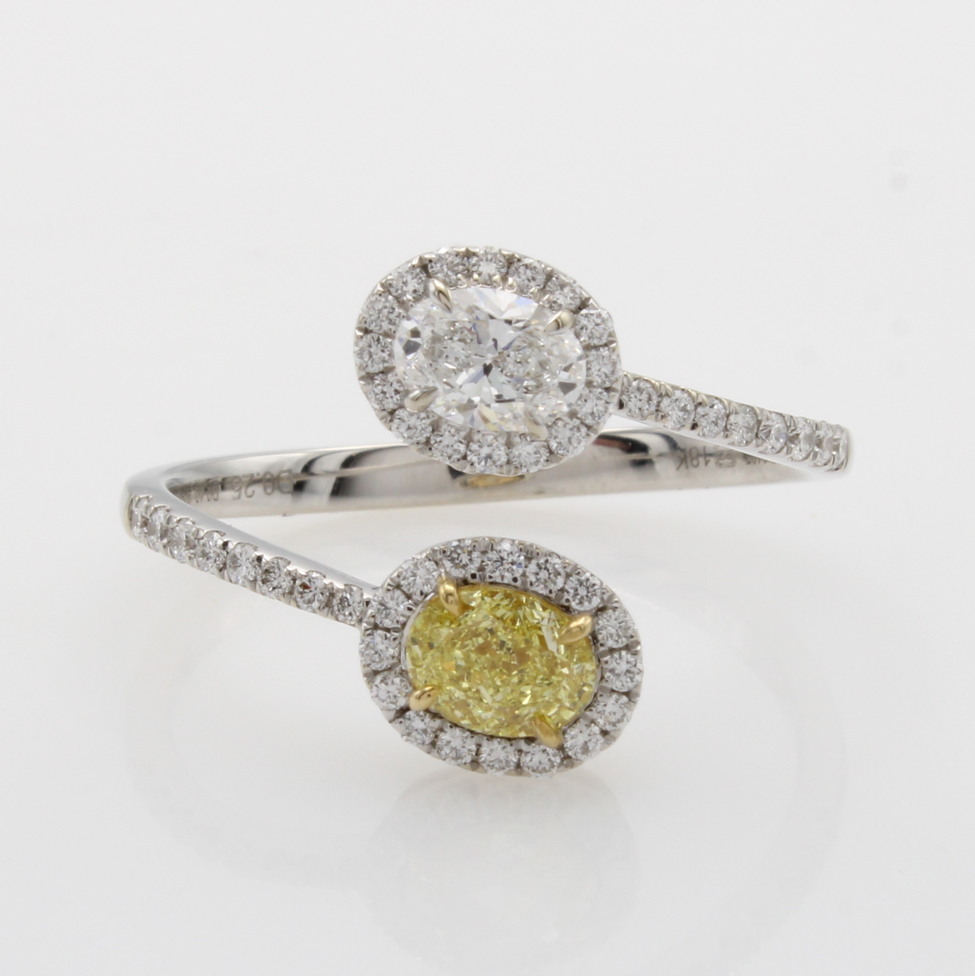 Image 27054279 - Ring mit Diamanten und Brillanten, WG 750/ 000, ovaler Diam. ca. 0.40 ct nat. intense ...