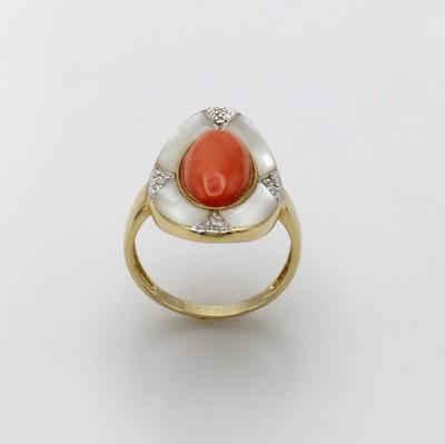 27054243a - Ring mit Koralle, Perlmutt und Diamanten, GG585/000, ovale Form, Diam. zus. ca. 0,04 ct ...