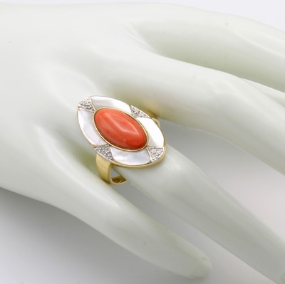 27054243b - Ring mit Koralle, Perlmutt und Diamanten, GG585/000, ovale Form, Diam. zus. ca. 0,04 ct ...