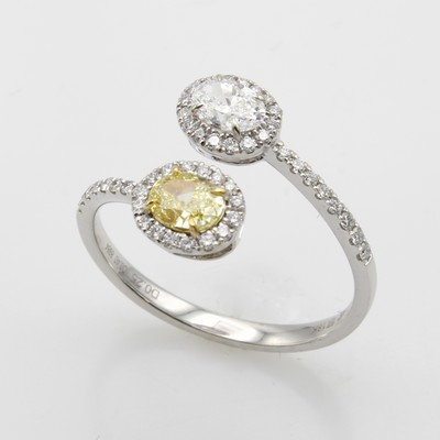 27054279a - Ring mit Diamanten und Brillanten, WG 750/ 000, ovaler Diam. ca. 0.40 ct nat. intense ...