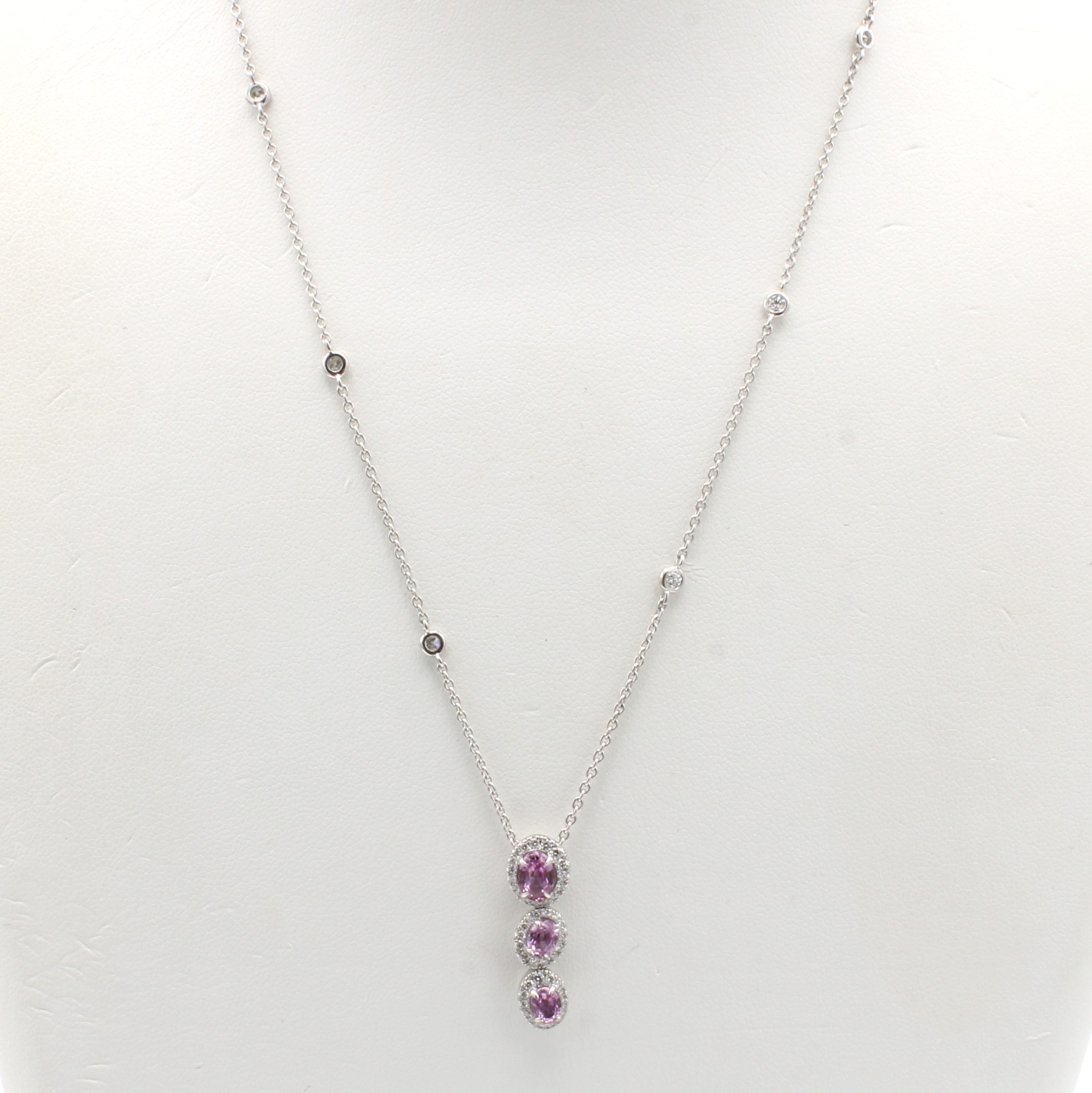 Image 27054426 - Anhänger mit Saphiren und Brillanten, WG 750/000, 52 Brill. z.T. in Kette integriert ...