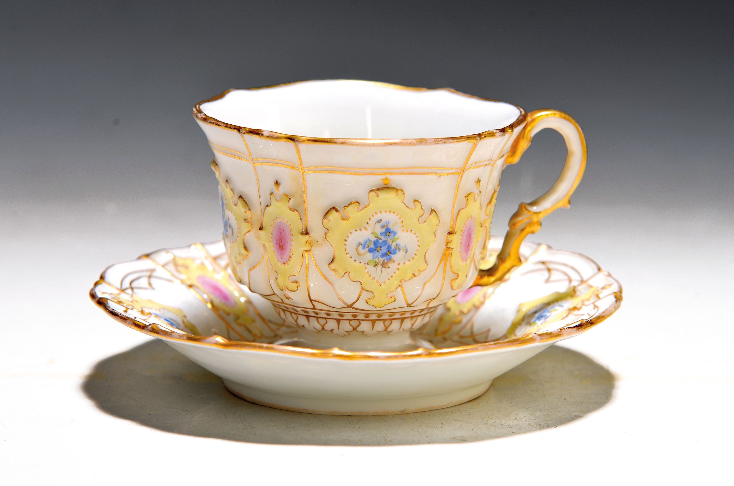 Image 27054428 - Tasse mit Untertasse, Meissen, um 1880/90, Knaufschwerter, Porzellan, 2. Wahl, reich ...