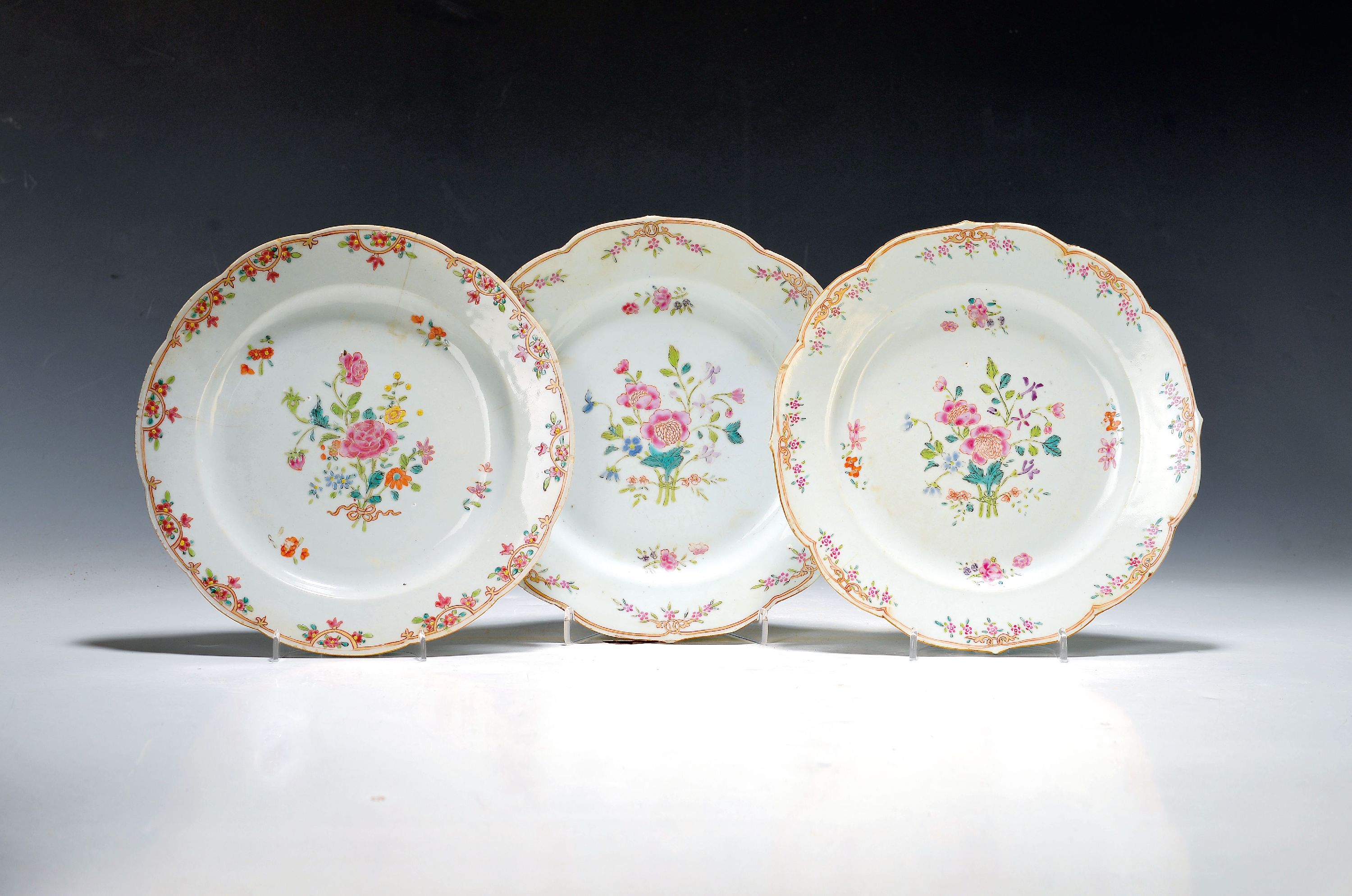 Image 27054429 - Drei Teller, China, 18. Jh., famille rose, Porzellan, Blumendekor, haarrissig, min. ...