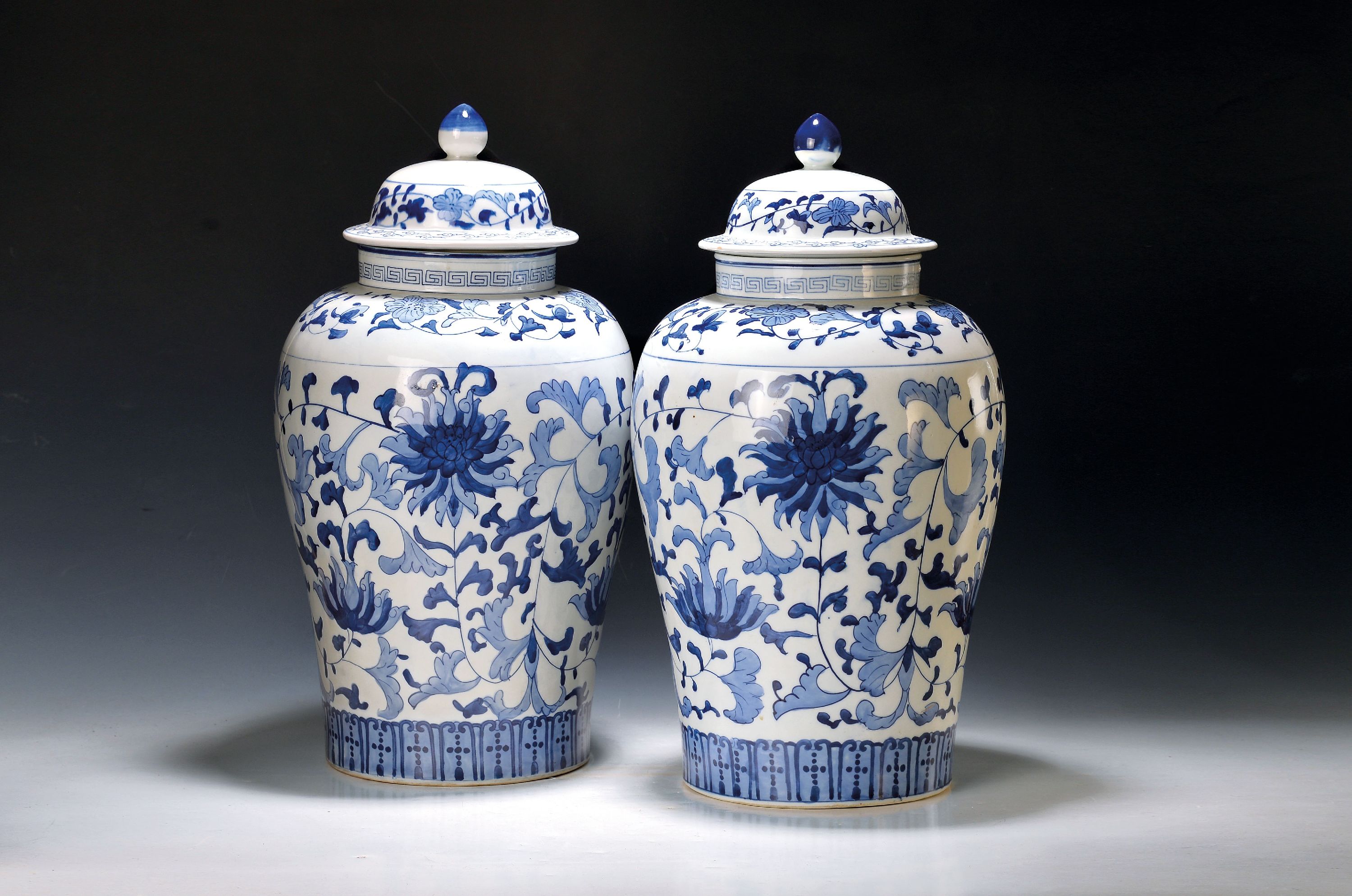 Image 27054430 - Paar große Deckelvasen, China, nach altem Vorbild, Chrysanthemendekor in blauer ...