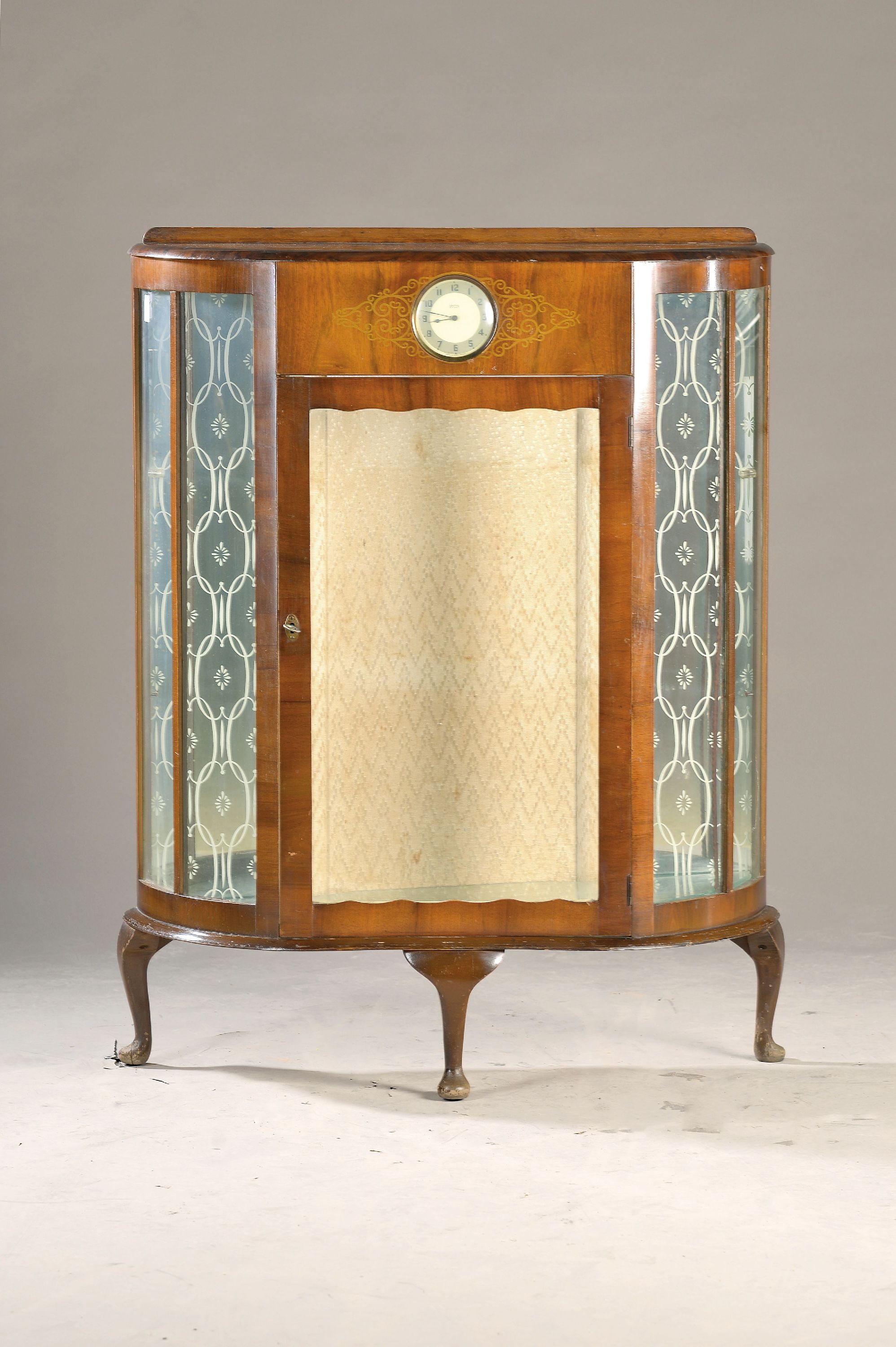 Vitrine mit eingesetzter Uhr, England, 20/30er Jahre, Nussbaumfurnier, dreiseitig verglast, zwei Glasböden, intarsiert, Uhr ohne Funktion, ...