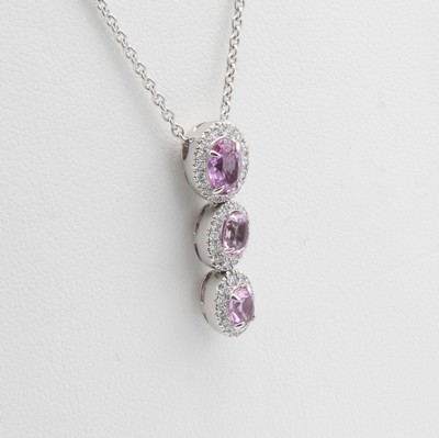 27054426b - Anhänger mit Saphiren und Brillanten, WG 750/000, 52 Brill. z.T. in Kette integriert ...