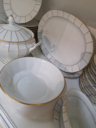 27054481b - Speiseservice für 12 Personen, Form Greque, Fürstenberg, 20. Jh., Porzellan, reiche ...