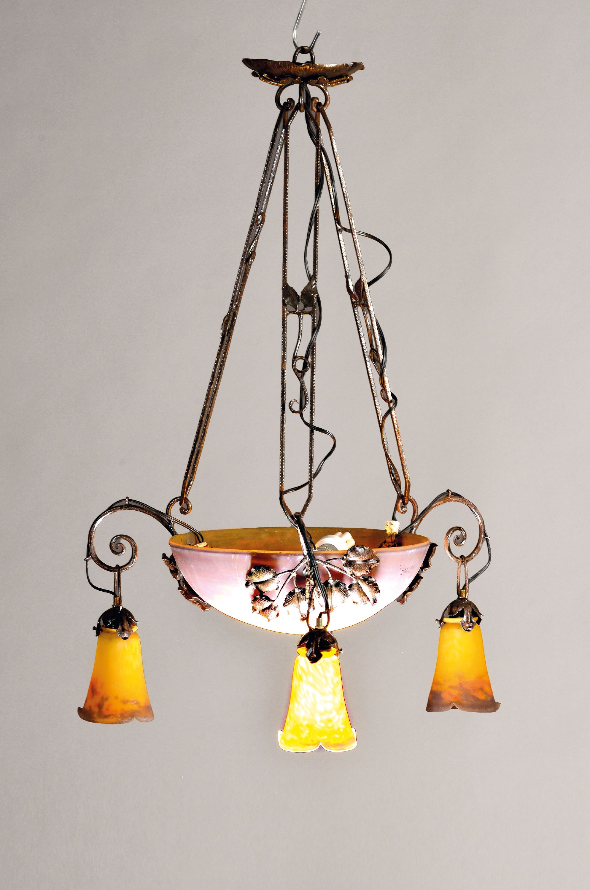 Image 27054504 - Deckenleuchte, Muller Freres Lunéville, 1920er Jahre, Eisenmontur mit Blätterdekor, ...