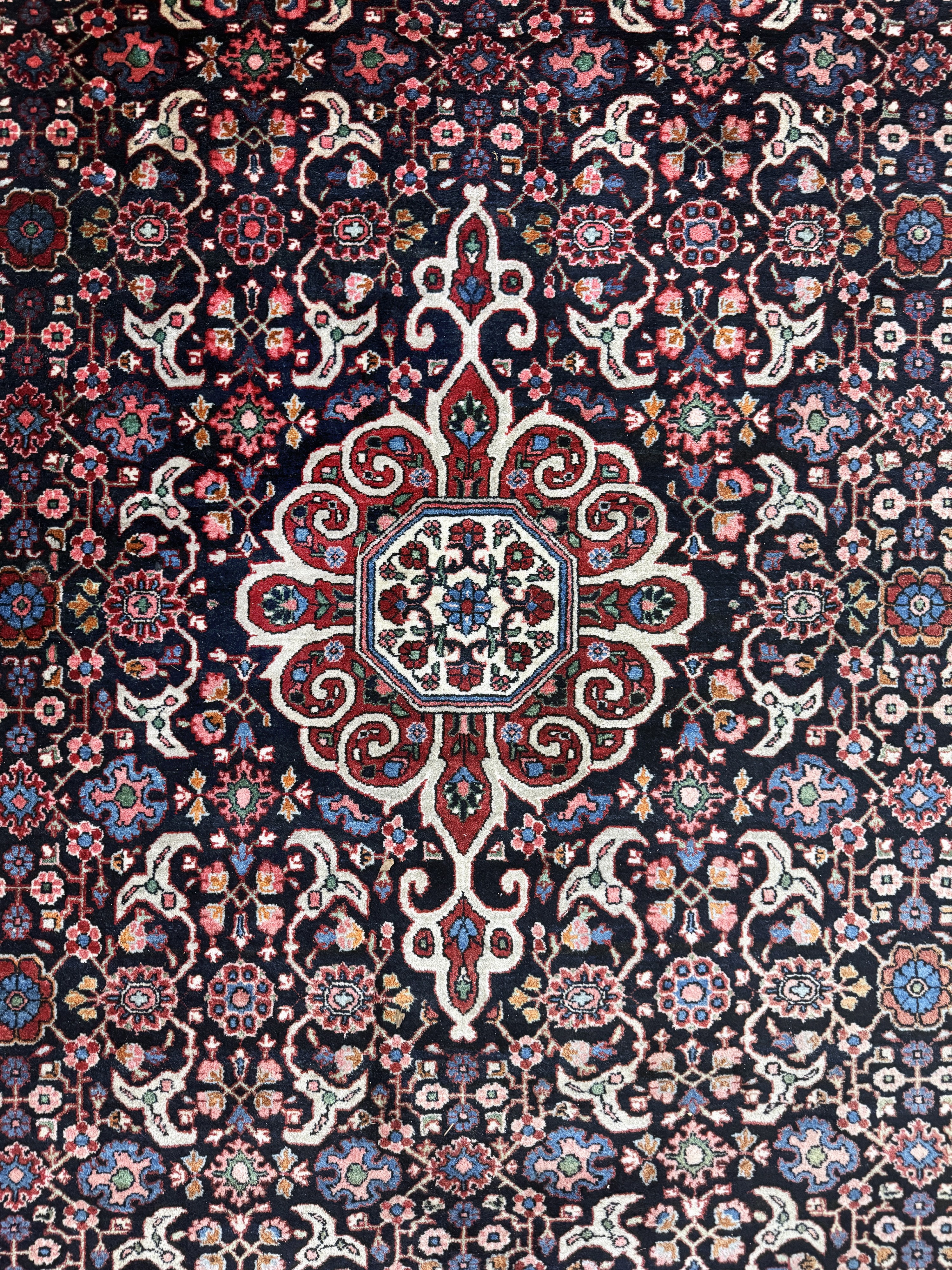 Detail d: Bidjar Kork alt, Persien, Mitte 20.Jhd, Wolle auf Baumwolle, ca. 382 x 266 cm, Reinigungsbedürftig, EHZ: 2(restauriert).