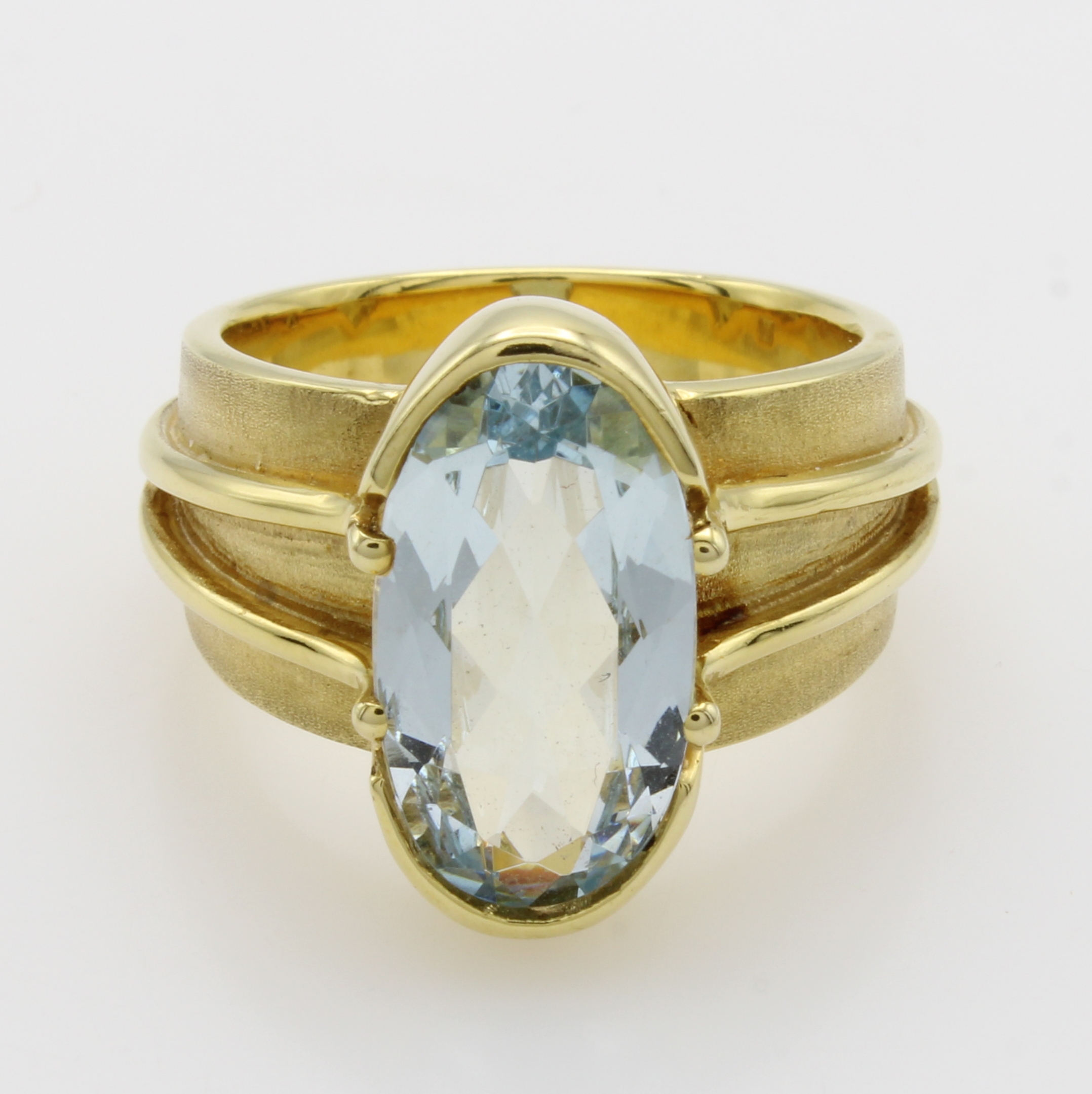 Image 27054515 - Ring mit Aquamarin, GG 585/000, ovaler Aquam. ca. 4.5 ct, Ringschultern matt. m. aufgel. ...