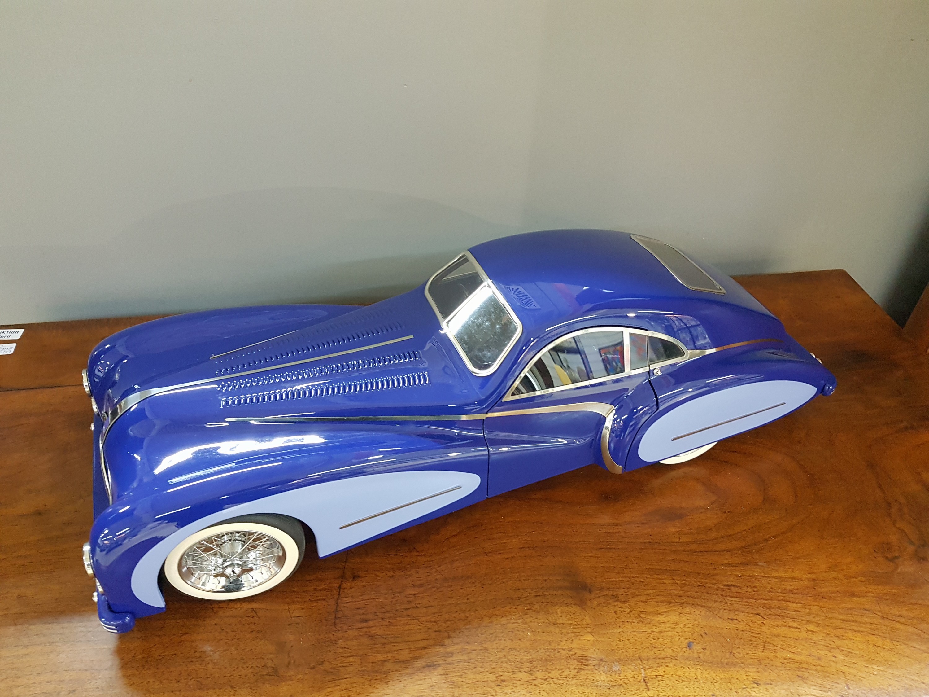 Detail a: The Blue Car, maßstabsgetreues Modell (1:7) des Talbot Lago T26, Magic Super Toys, Frankfurt, 2010er-Jahre, eines von 50 handgefertigten Exemplaren, ...