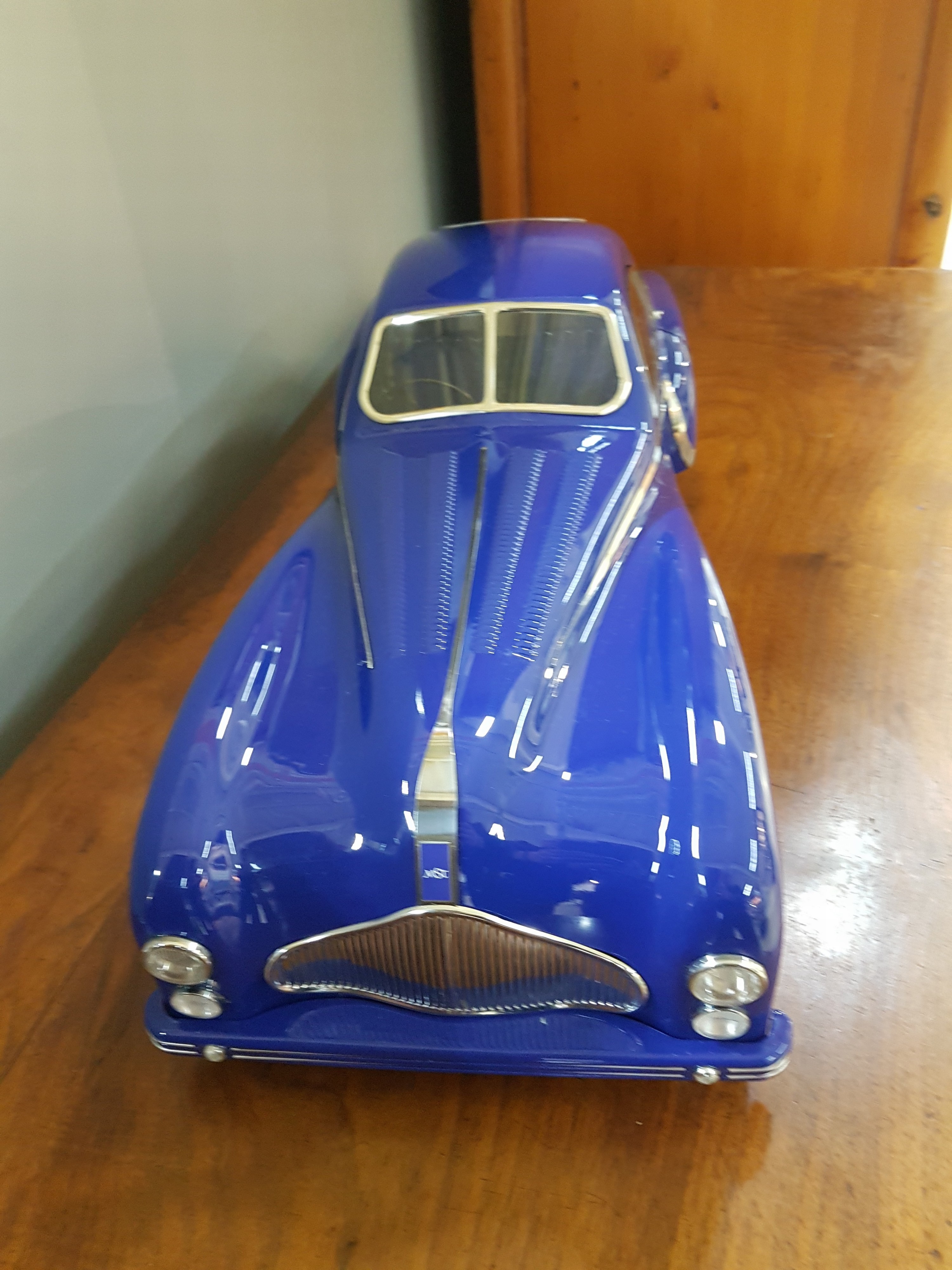 Detail b: The Blue Car, maßstabsgetreues Modell (1:7) des Talbot Lago T26, Magic Super Toys, Frankfurt, 2010er-Jahre, eines von 50 handgefertigten Exemplaren, ...
