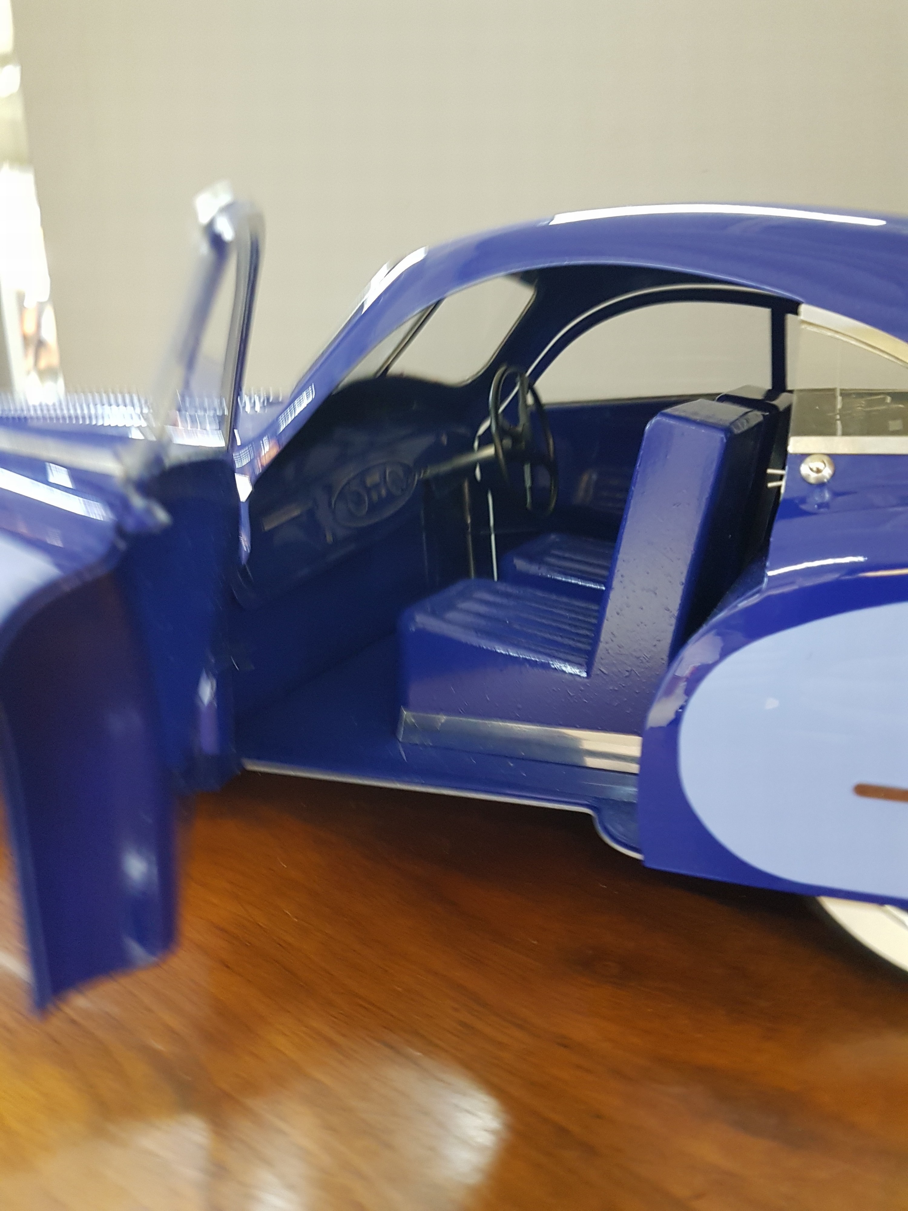 Detail d: The Blue Car, maßstabsgetreues Modell (1:7) des Talbot Lago T26, Magic Super Toys, Frankfurt, 2010er-Jahre, eines von 50 handgefertigten Exemplaren, ...