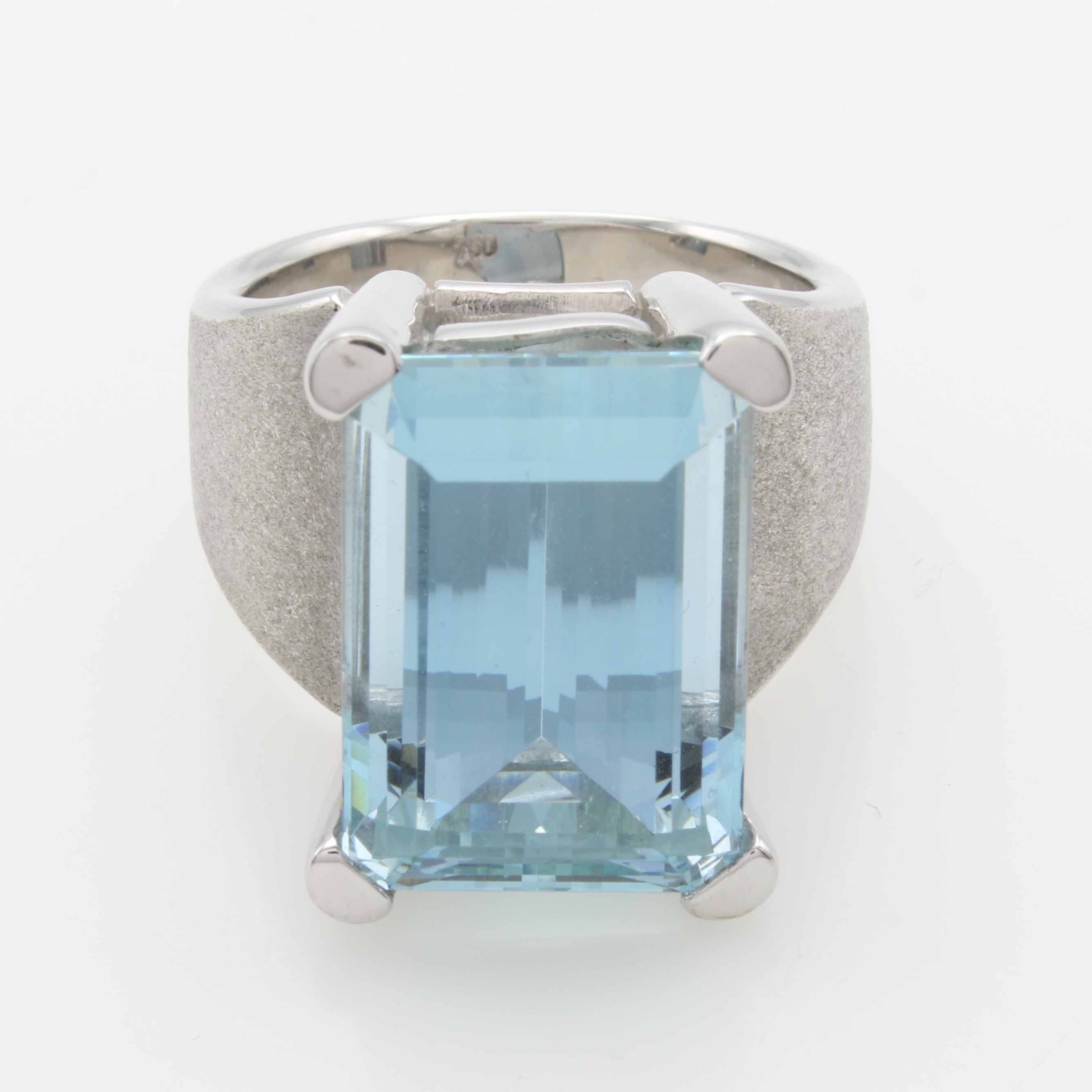 Image 27054522 - Ring mit Aquamarin, WG 750/000, z.T. matt., achteckiger Aquam. in Krappenfassung ca. ...
