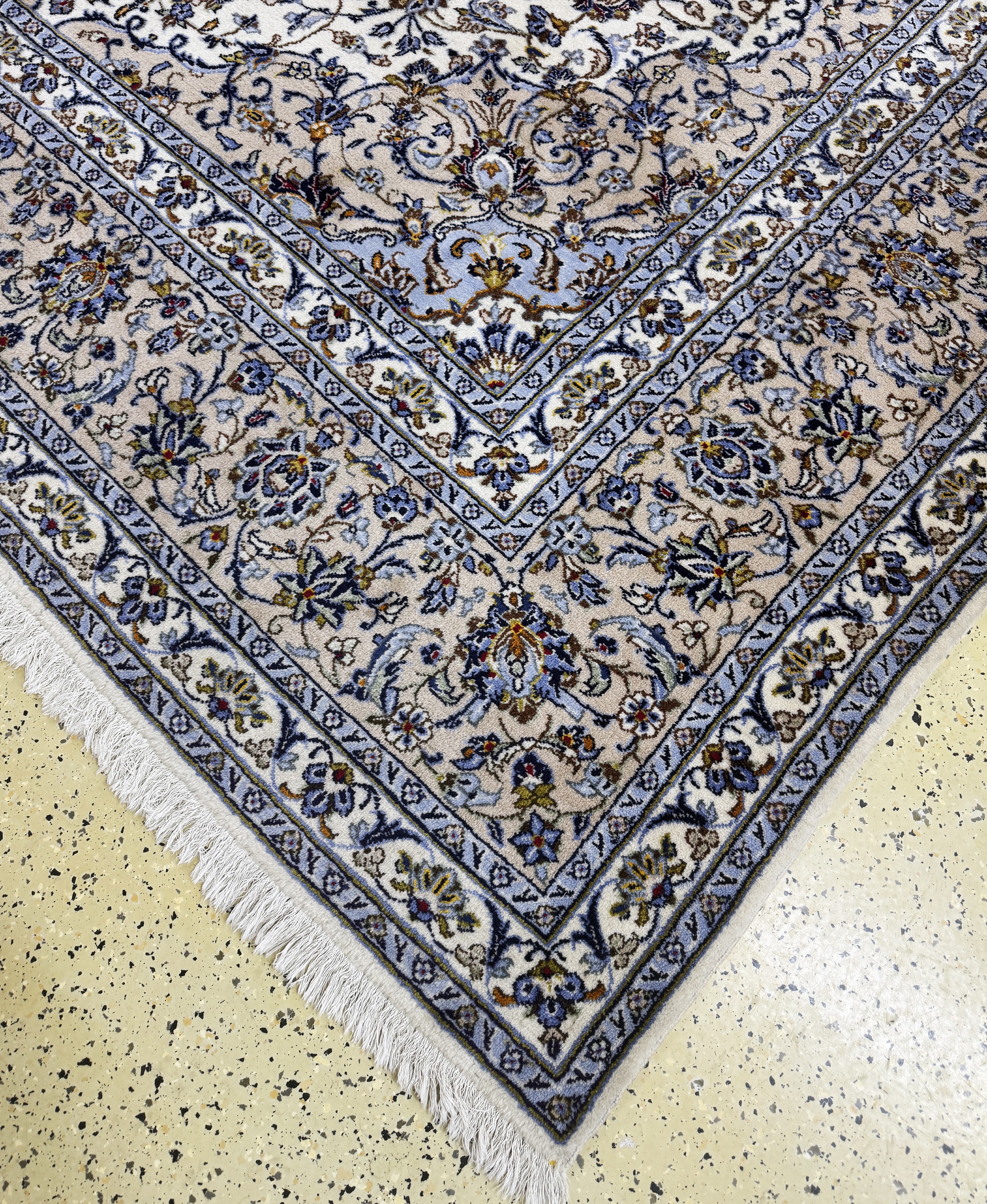 Detail a: Keschan, Persien, Ende 20.Jhd, Wolle auf Baumwolle, ca. 400 x 300 cm, Mottenfraß am Rand, EHZ: 2