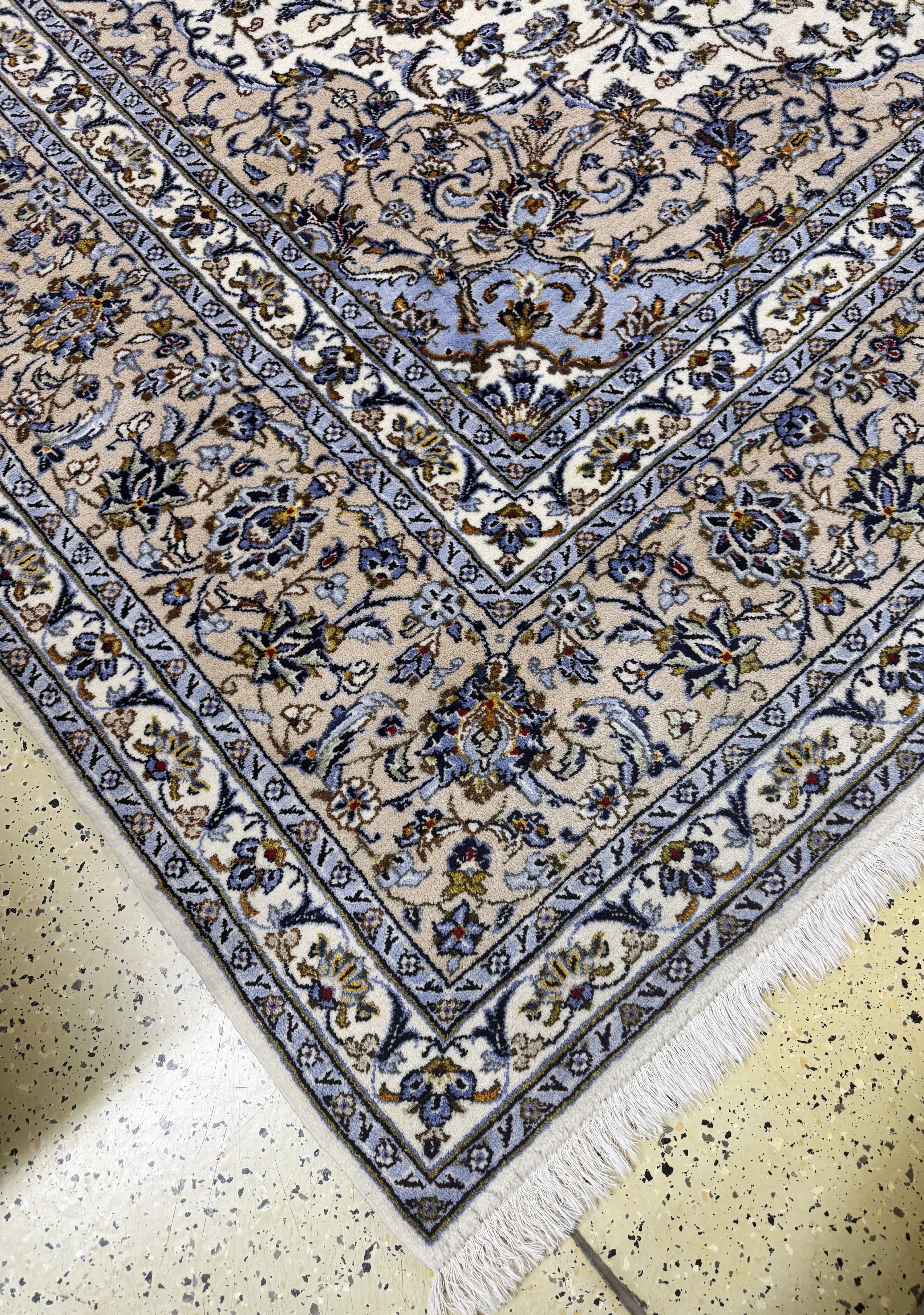 Detail b: Keschan, Persien, Ende 20.Jhd, Wolle auf Baumwolle, ca. 400 x 300 cm, Mottenfraß am Rand, EHZ: 2