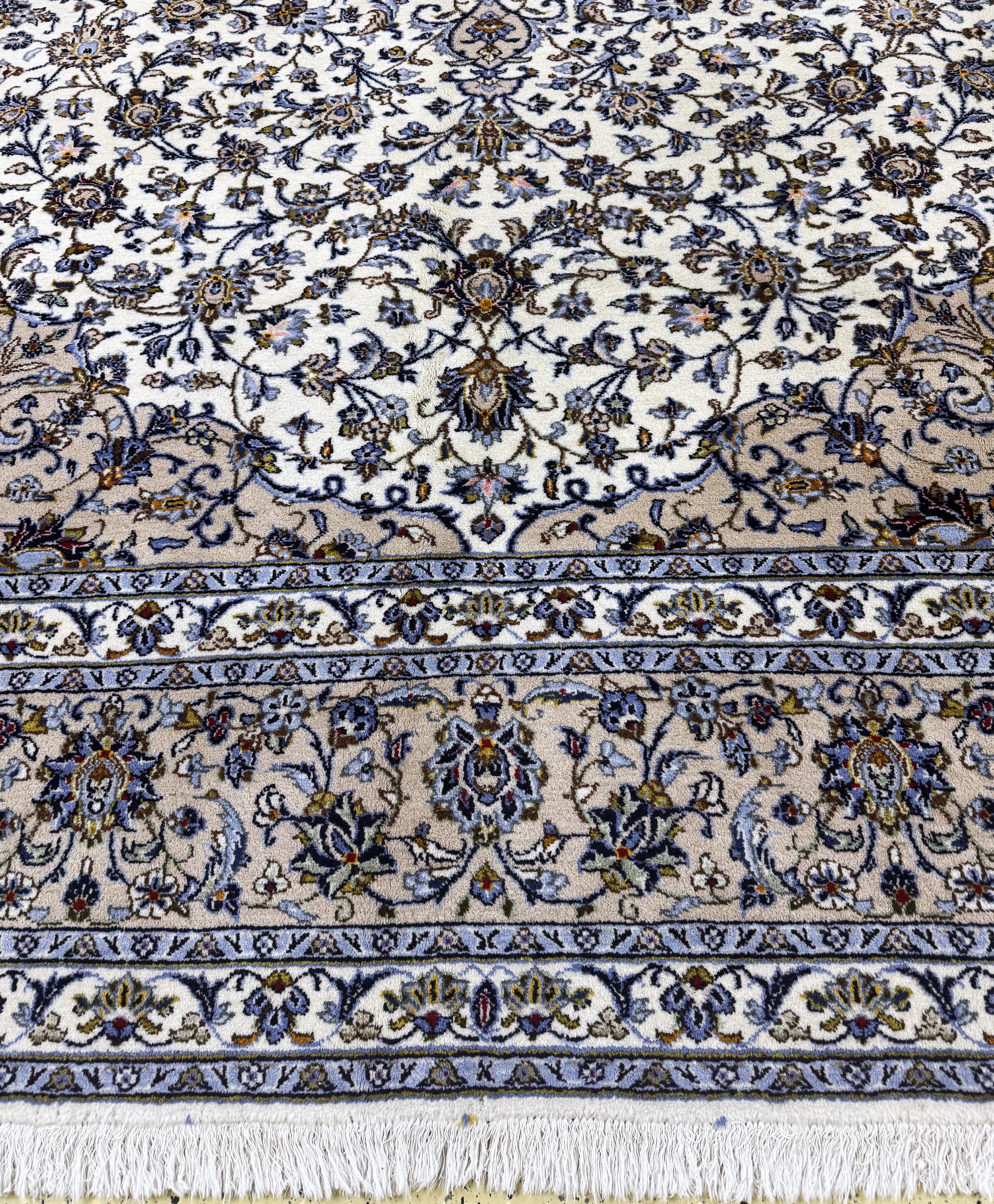 Detail c: Keschan, Persien, Ende 20.Jhd, Wolle auf Baumwolle, ca. 400 x 300 cm, Mottenfraß am Rand, EHZ: 2