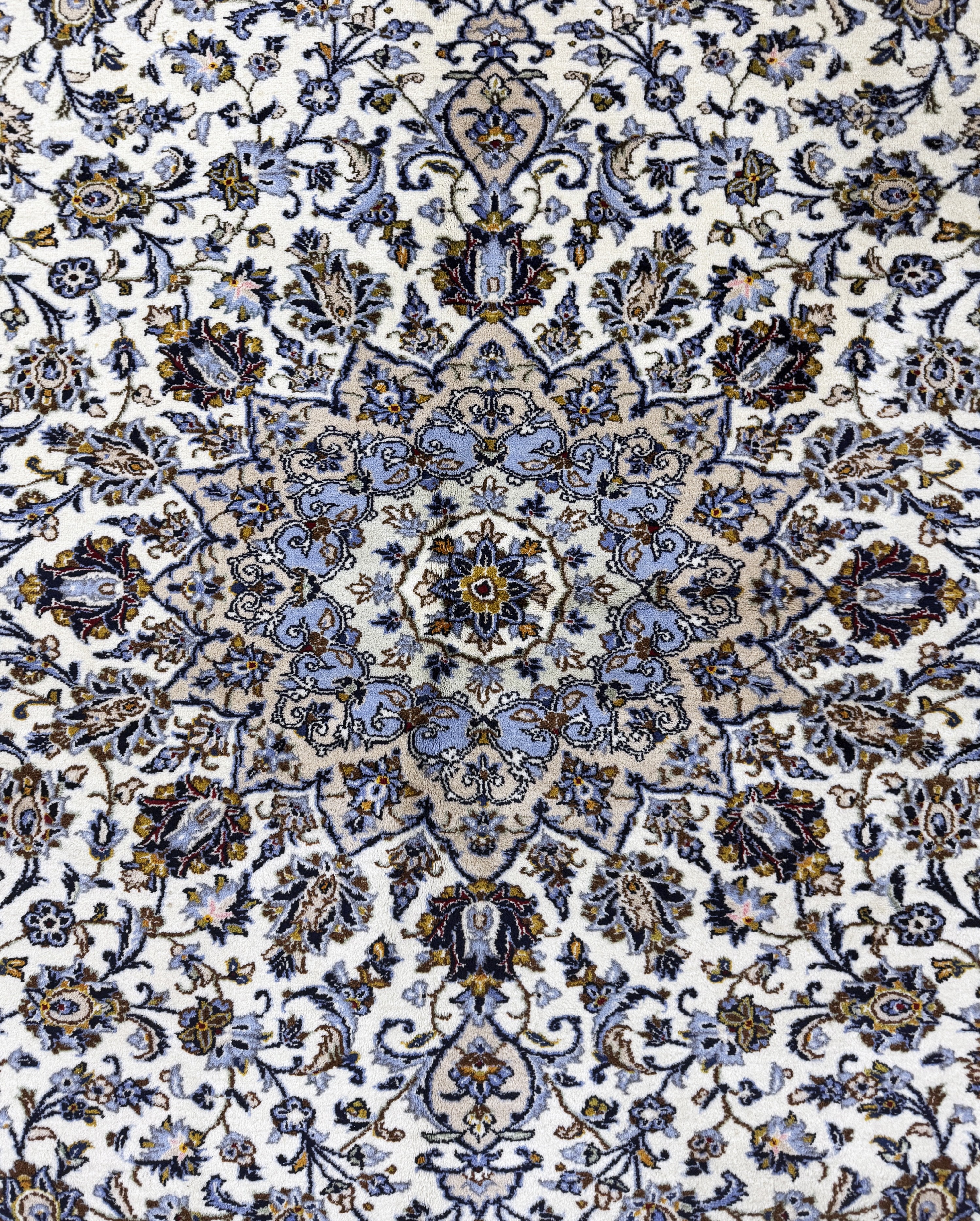 Detail d: Keschan, Persien, Ende 20.Jhd, Wolle auf Baumwolle, ca. 400 x 300 cm, Mottenfraß am Rand, EHZ: 2