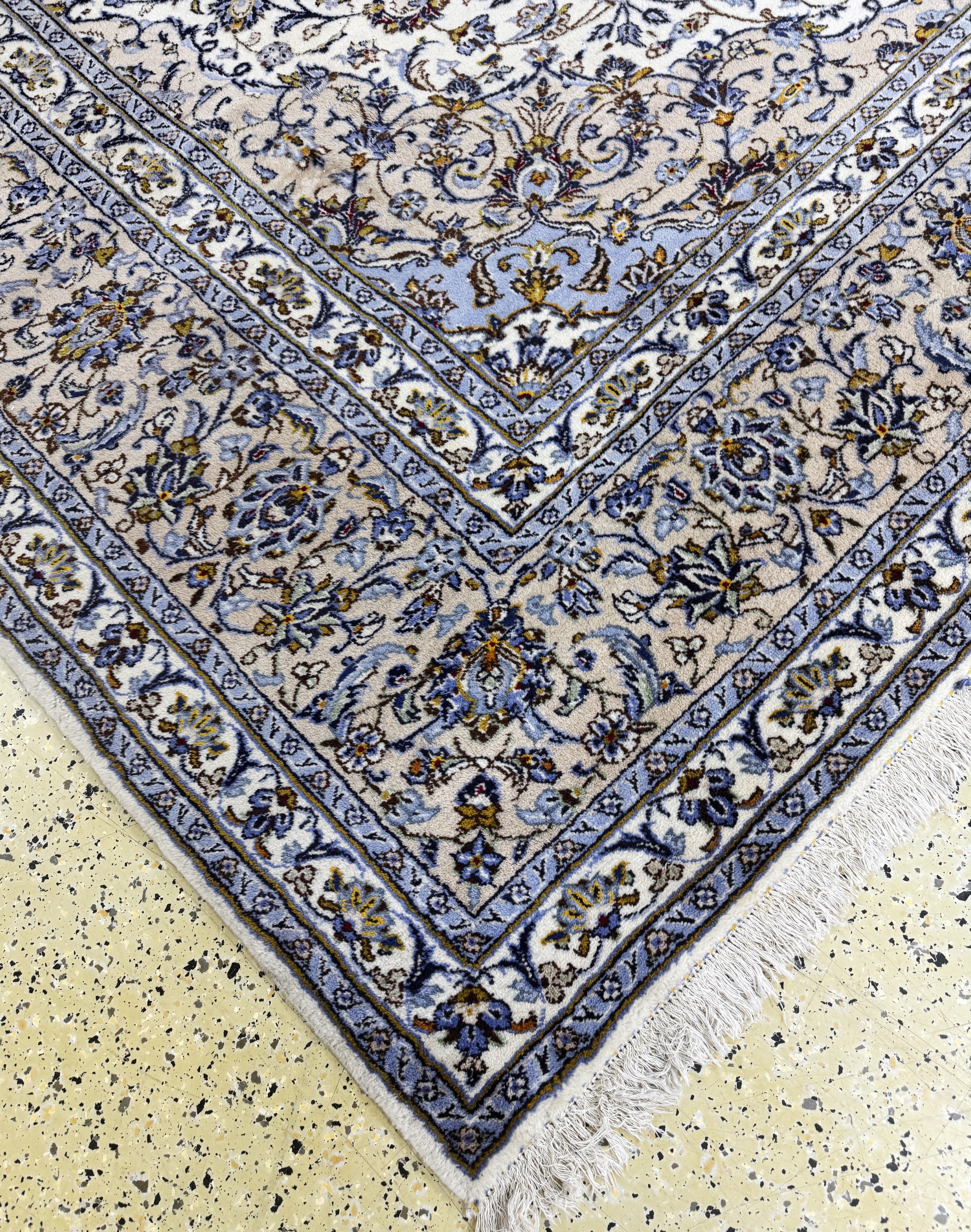 Detail e: Keschan, Persien, Ende 20.Jhd, Wolle auf Baumwolle, ca. 400 x 300 cm, Mottenfraß am Rand, EHZ: 2