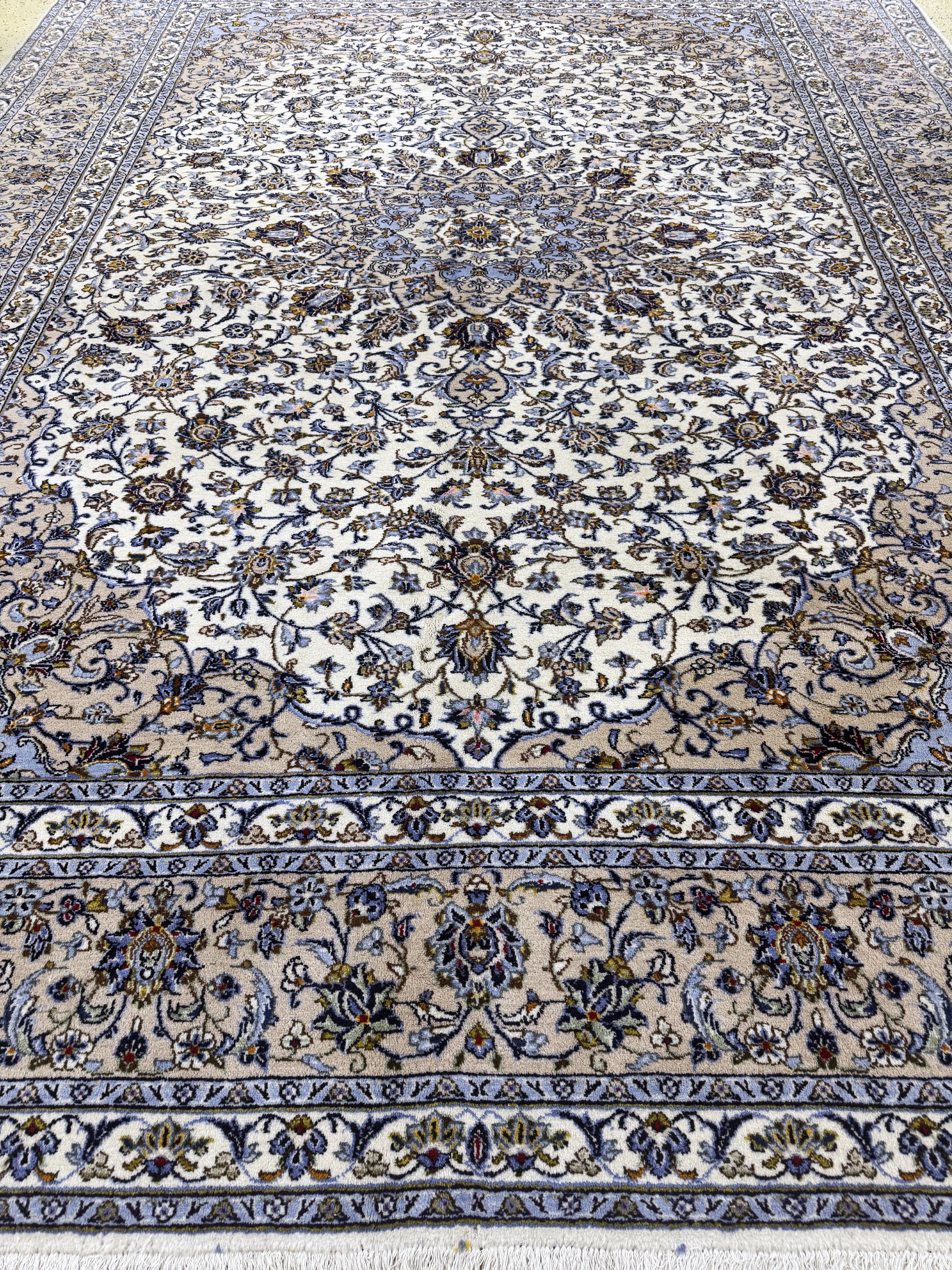 Detail h: Keschan, Persien, Ende 20.Jhd, Wolle auf Baumwolle, ca. 400 x 300 cm, Mottenfraß am Rand, EHZ: 2