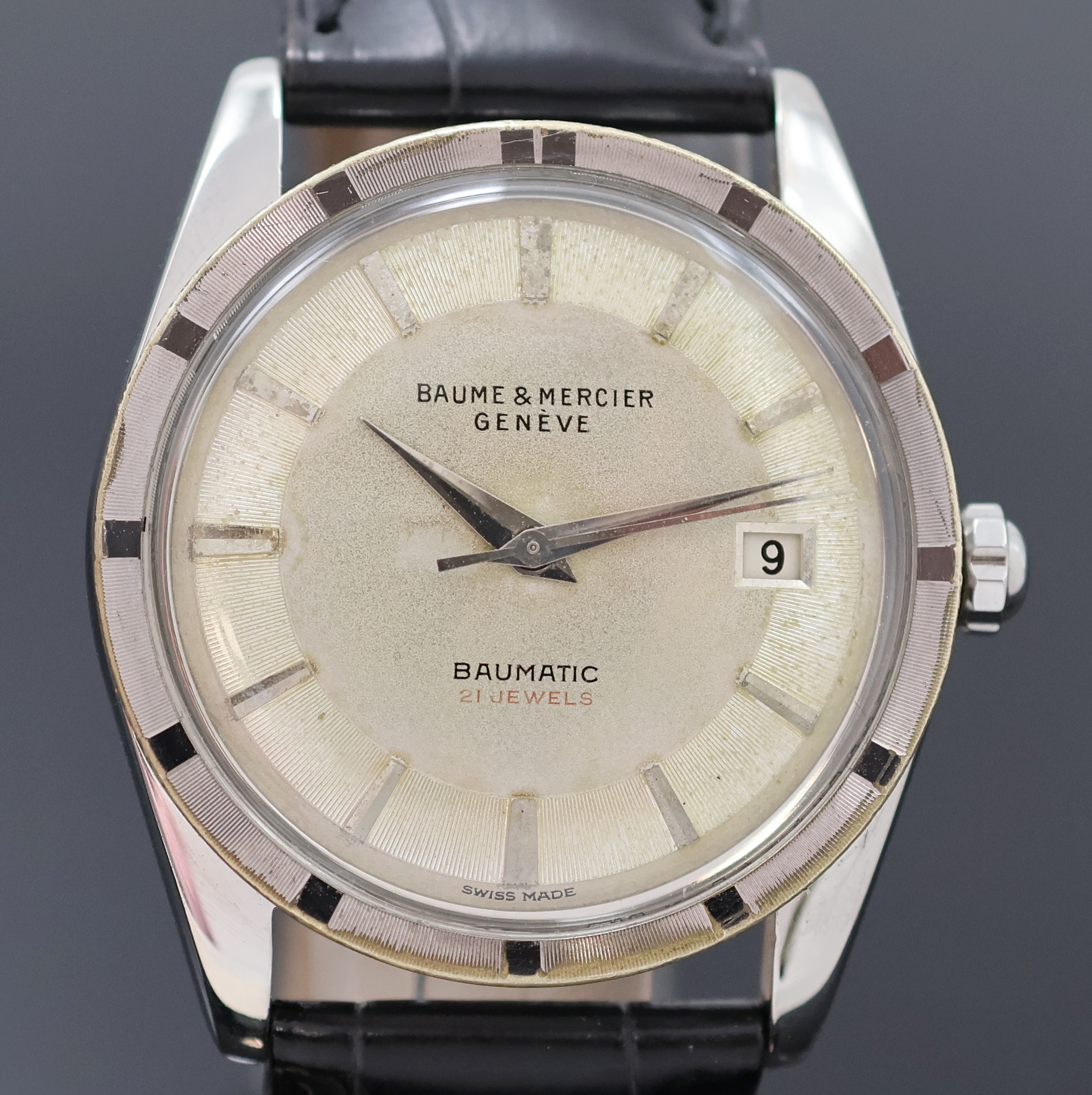 Detail b: BAUME & MERCIER Baumatic Armbanduhr in Stahl Referenz 1162, Schweiz 1950er Jahre, Automatik, Boden verschr., silb. Zifferbl. pat./fleck., silb. ...