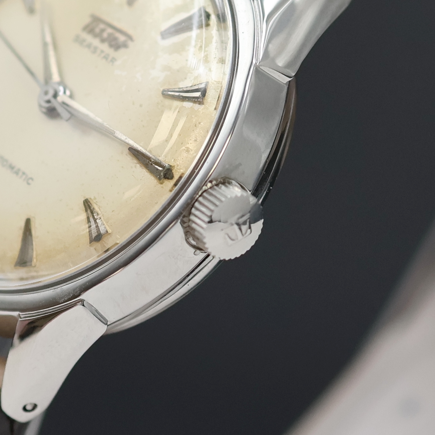 Detail d: TISSOT Seastar Armbanduhr in Stahl, Schweiz 1950er Jahre, Automatik, Boden verschr., silb. Zifferbl. pat./fl., aufges. Std.-Ind., silb. Zeiger, Kal. ...