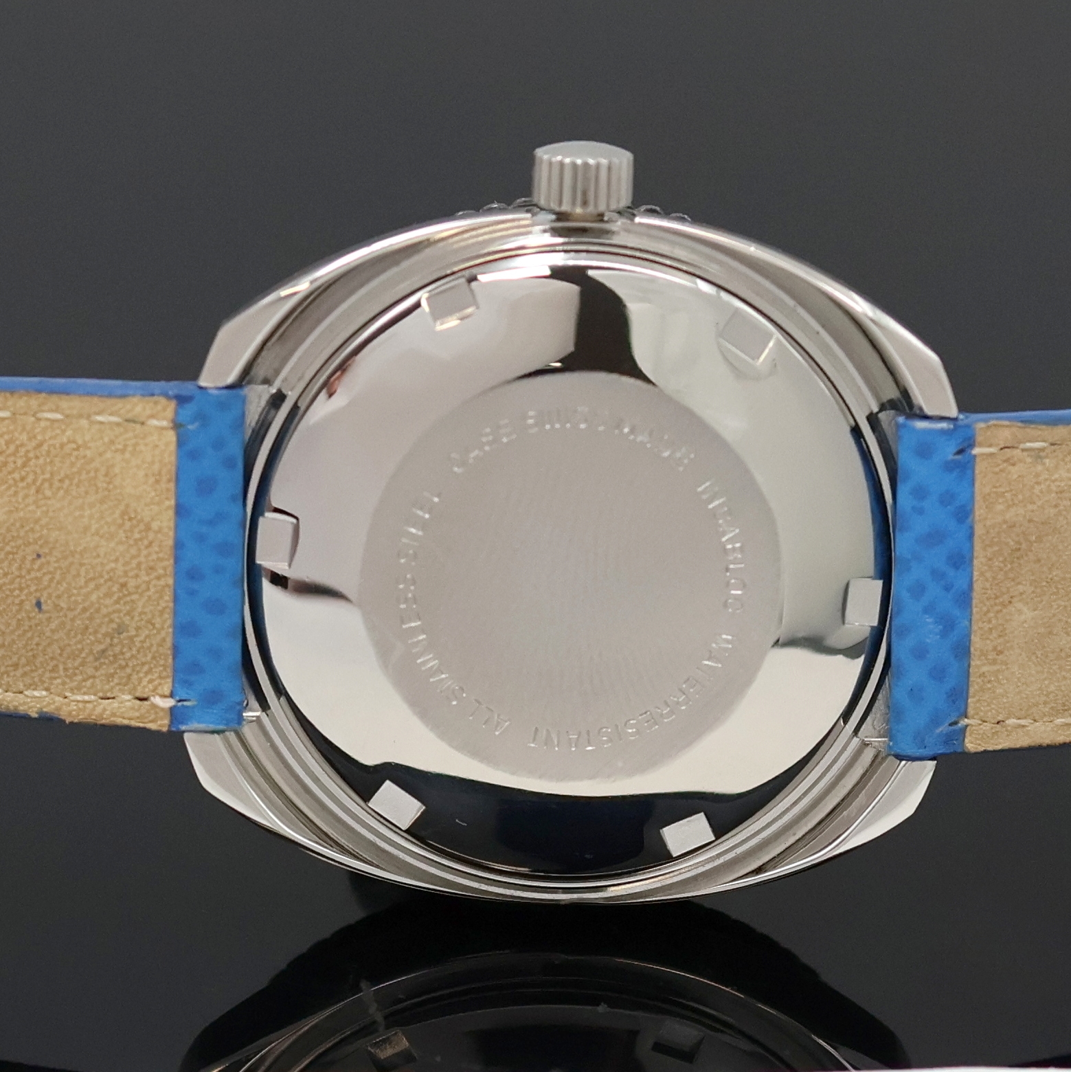 Detail d: DUGENA Taucherarmbanduhr in Stahl, Schweiz um 1975, Automatik, Boden verschr., Lünette m. 60er Teilung beids. drehb., silb. Zifferbl. m. aufges. ...