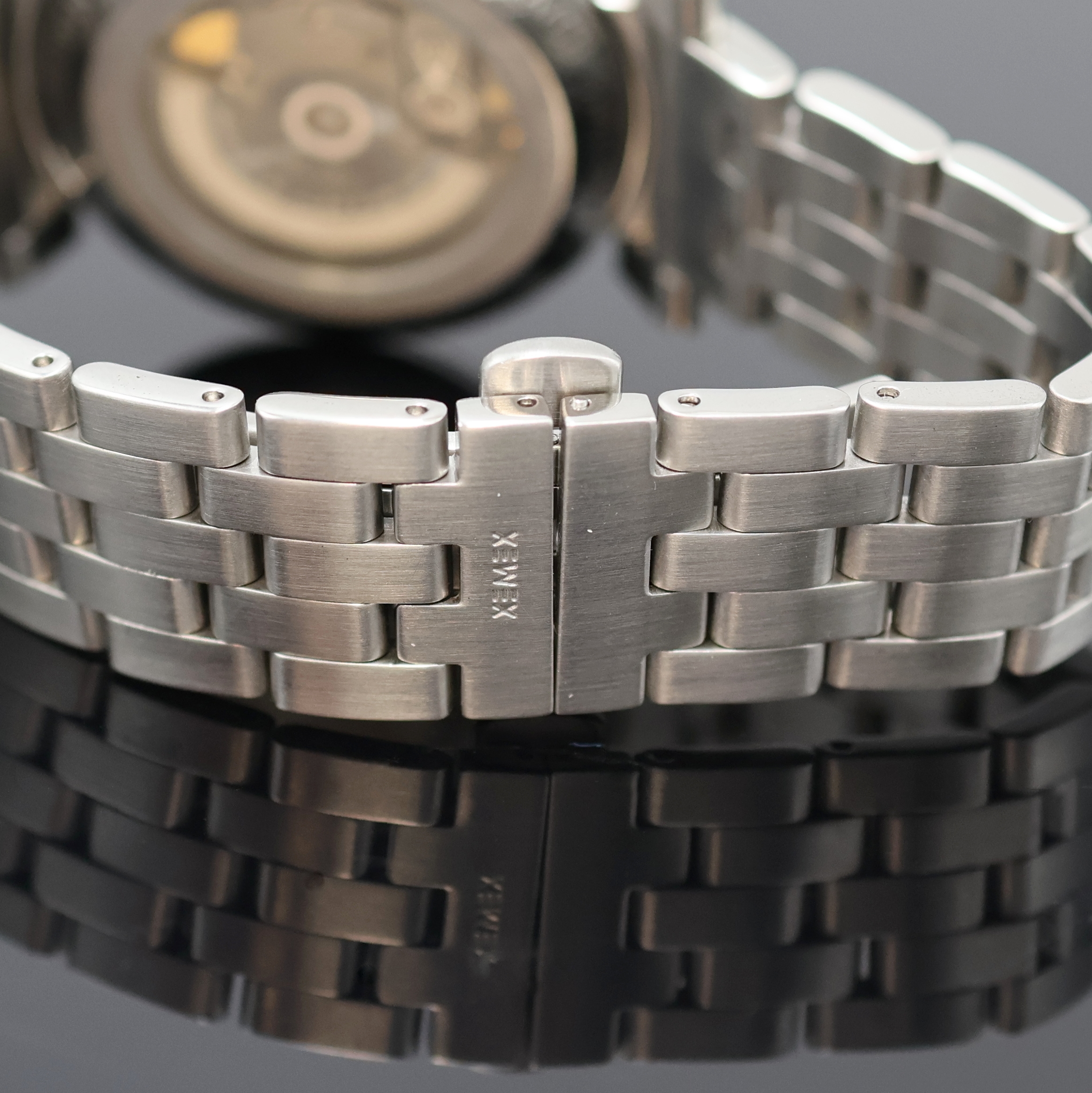 Detail d: XEMEX Herrenarmbanduhr in Stahl Design Külling, Schweiz um 2000, Automatik, beids. vergl. Geh. inkl. orig. Gliederband m. dopp. Faltschl., Boden ...