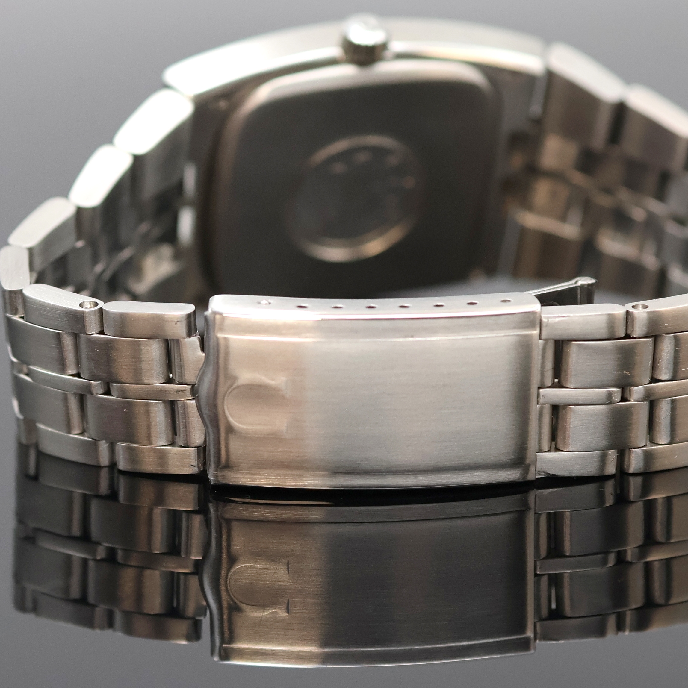 Detail e: OMEGA Constellation Chronometer Referenz 168.047, Schweiz um 1970, Automatik, 4-fach verschr. Edelstahlgeh., integr. orig. Band Ref. 1155/146, Boden ...