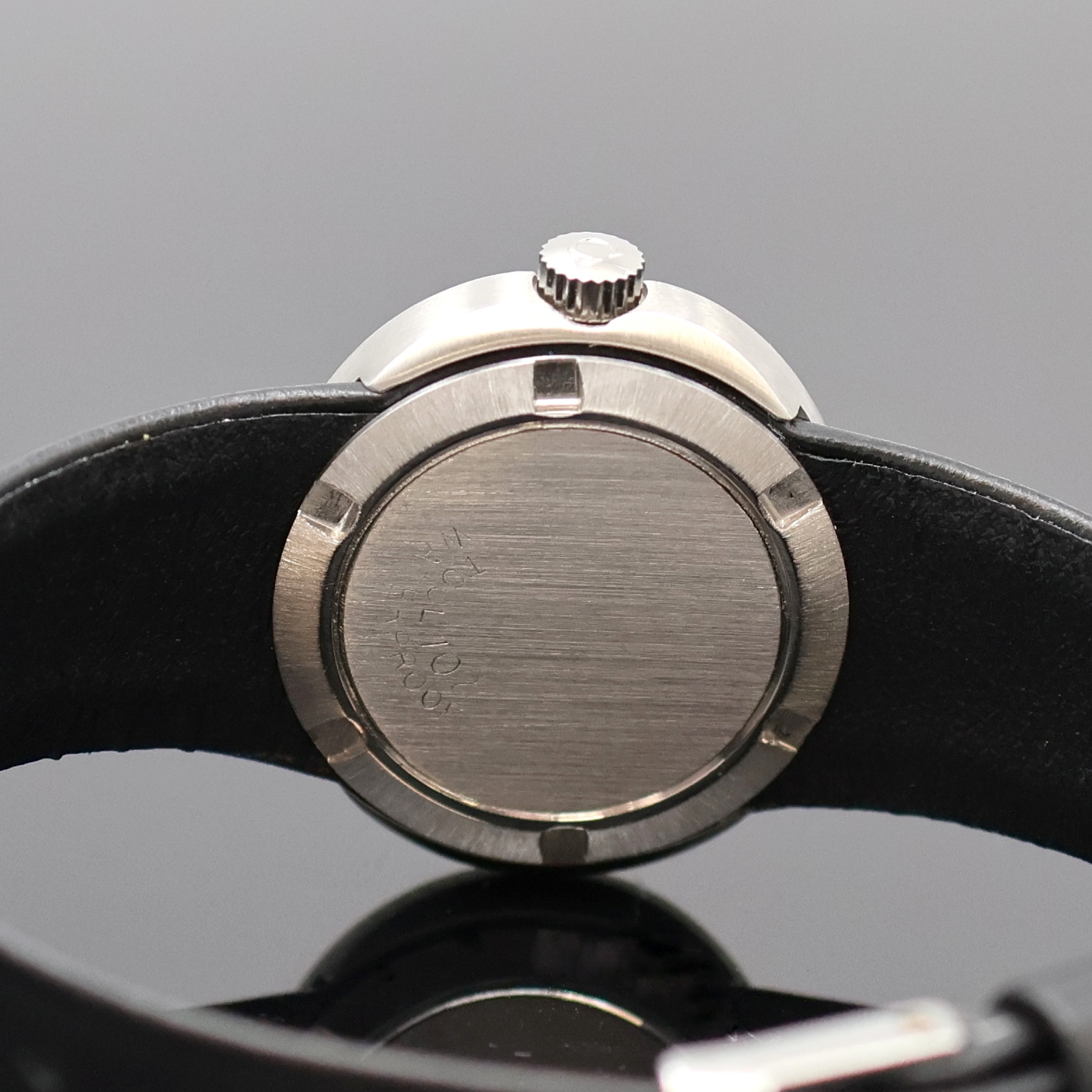 Detail e: OMEGA Dynamic Damenarmbanduhr in Stahl Referenz 535.015/565.015, Schweiz um 1970, Automatik, Monocoque-Geh. m. Lederband u. Dornschl., grünes ...