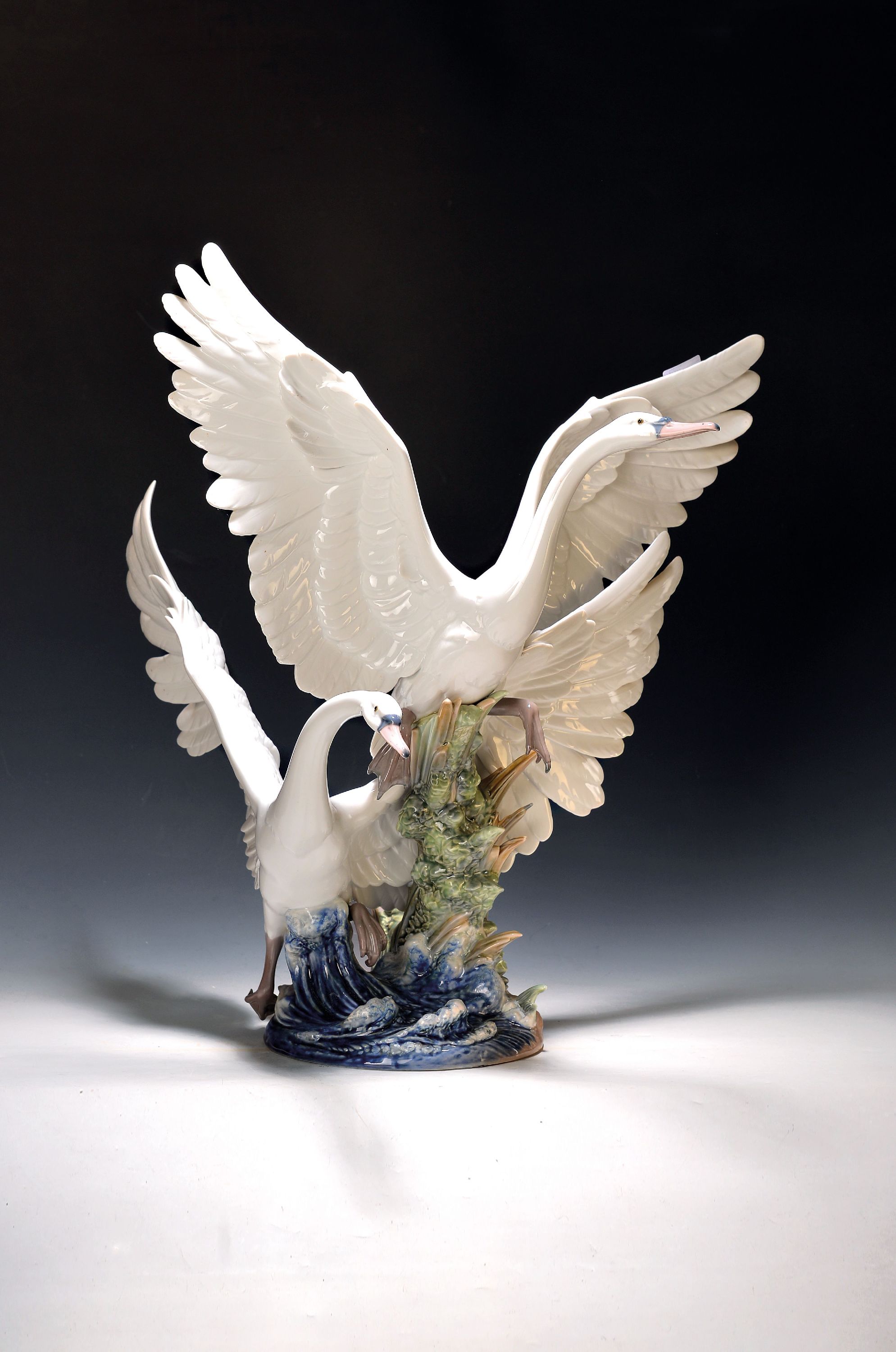 Image 27054559 - Sehr große Porzellanfigur, Lladro Spanien, auffliegende Schwäne, bunt naturalistisch ...