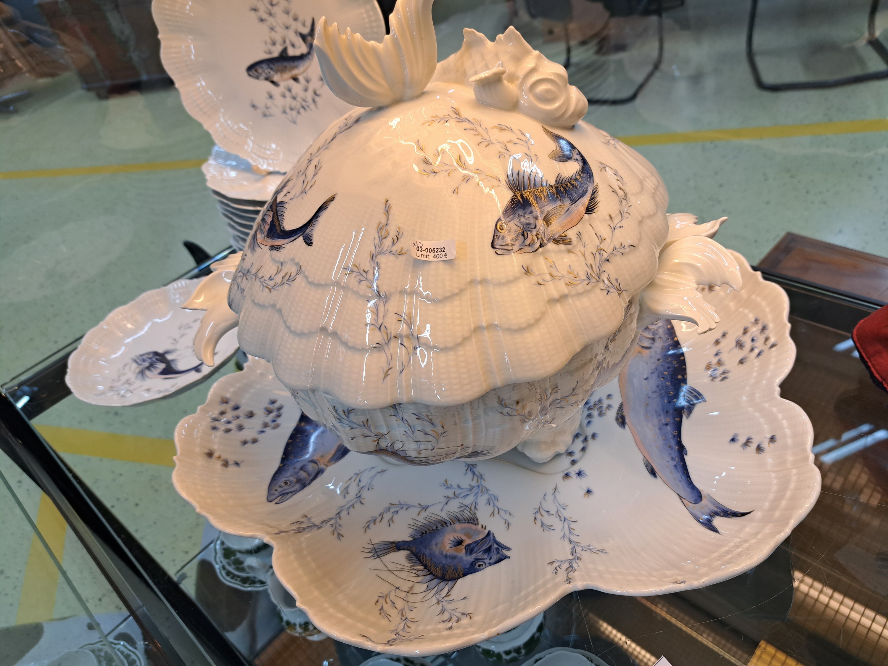 Detail a: Fischservice, Giraud Limoges, Porzellan mit Wellendekor am Rand, blauer Fischdekor, große Terrine mit Henkel und Füßen aus vollplastischen ...