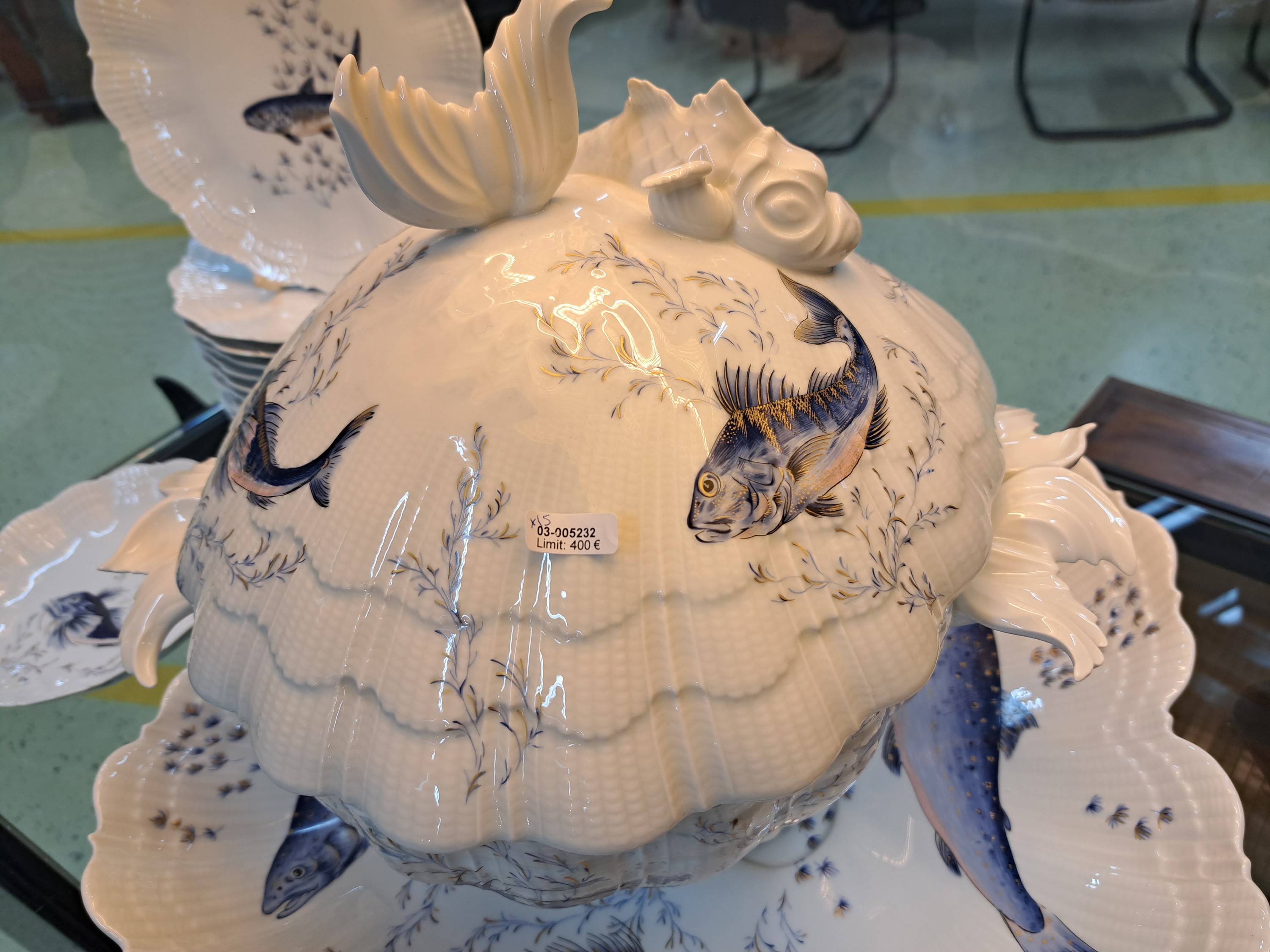 Detail b: Fischservice, Giraud Limoges, Porzellan mit Wellendekor am Rand, blauer Fischdekor, große Terrine mit Henkel und Füßen aus vollplastischen ...