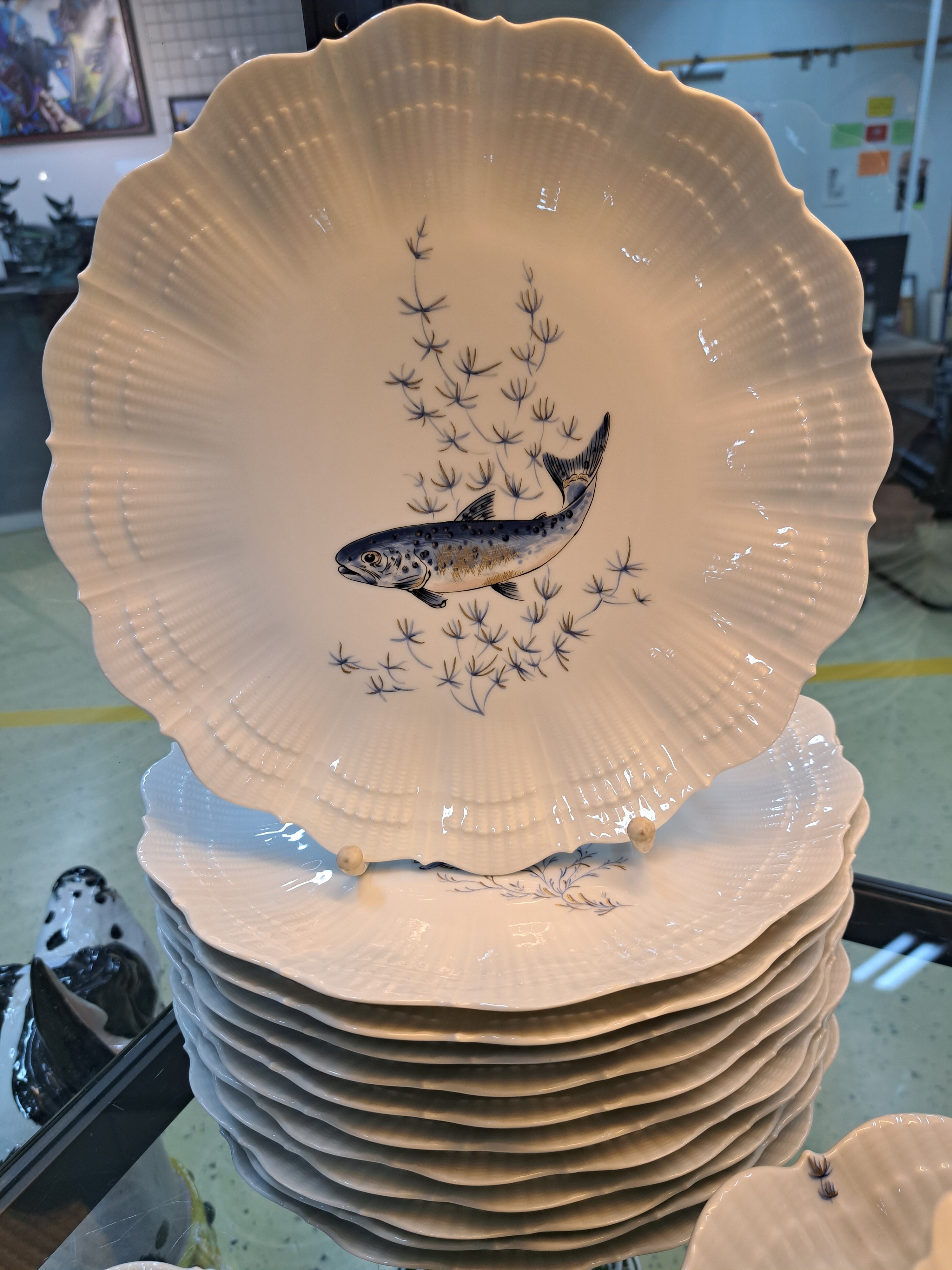 Detail c: Fischservice, Giraud Limoges, Porzellan mit Wellendekor am Rand, blauer Fischdekor, große Terrine mit Henkel und Füßen aus vollplastischen ...
