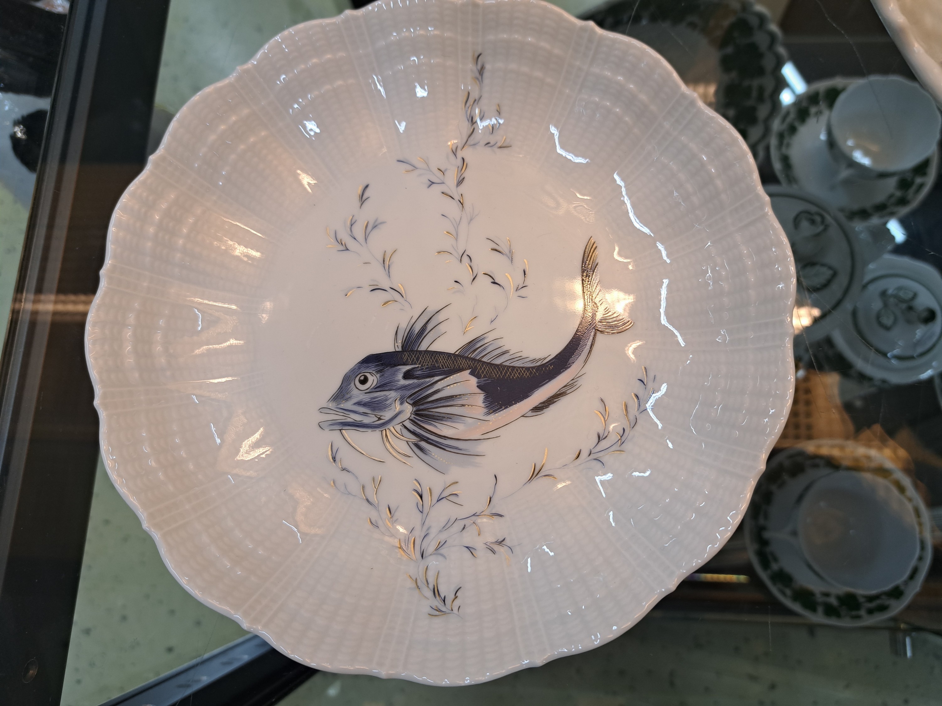 Detail d: Fischservice, Giraud Limoges, Porzellan mit Wellendekor am Rand, blauer Fischdekor, große Terrine mit Henkel und Füßen aus vollplastischen ...