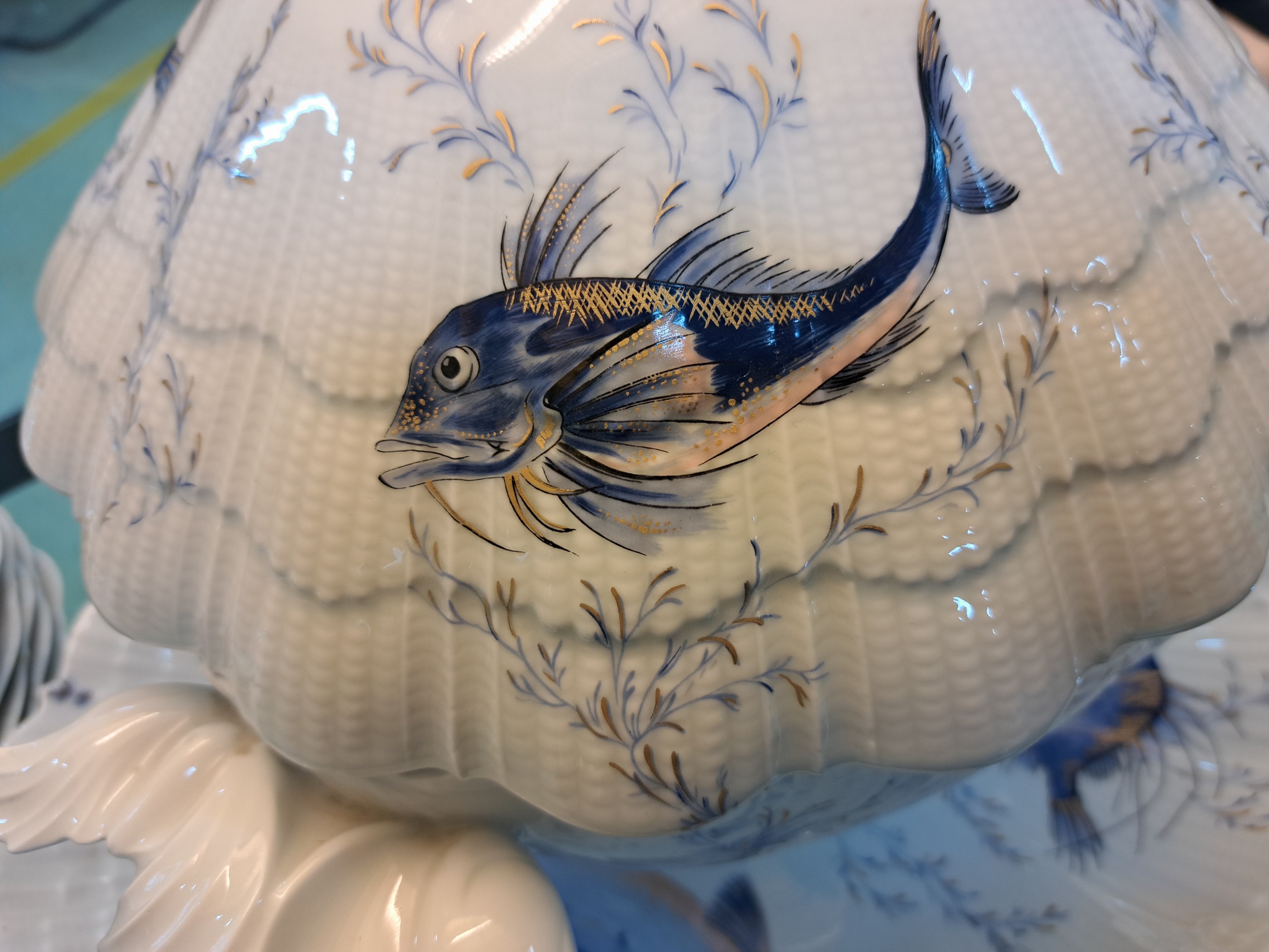 Detail e: Fischservice, Giraud Limoges, Porzellan mit Wellendekor am Rand, blauer Fischdekor, große Terrine mit Henkel und Füßen aus vollplastischen ...