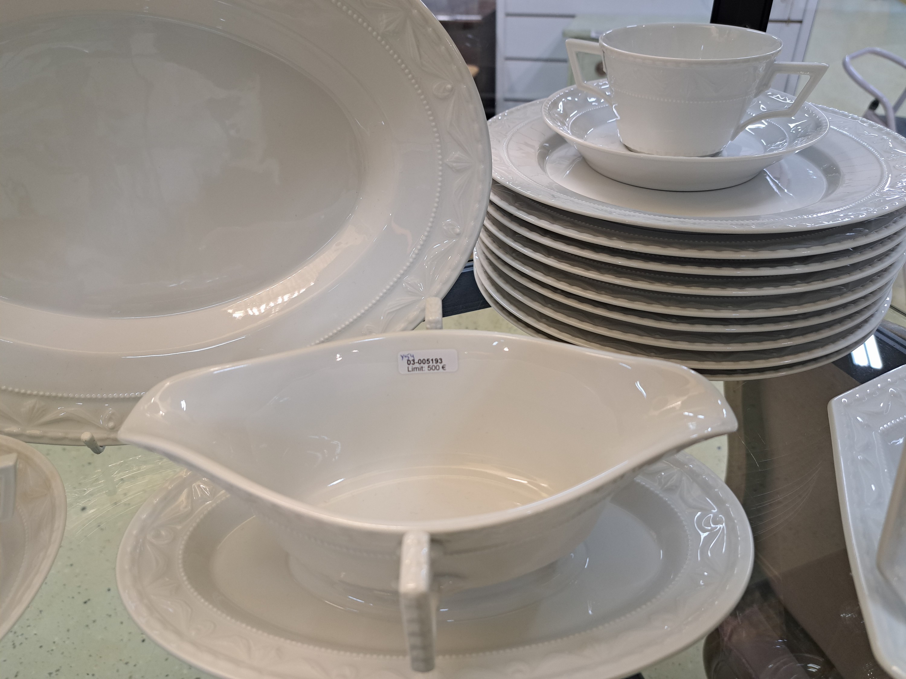 Detail b: Speiseservice, KPM Berlin, Modell Kurland weiß, 10 flache Teller, 10 tiefe Teller, 10 Suppentassen mit Untertassen, 12 Dessertteller, Sauciere, 2 ...