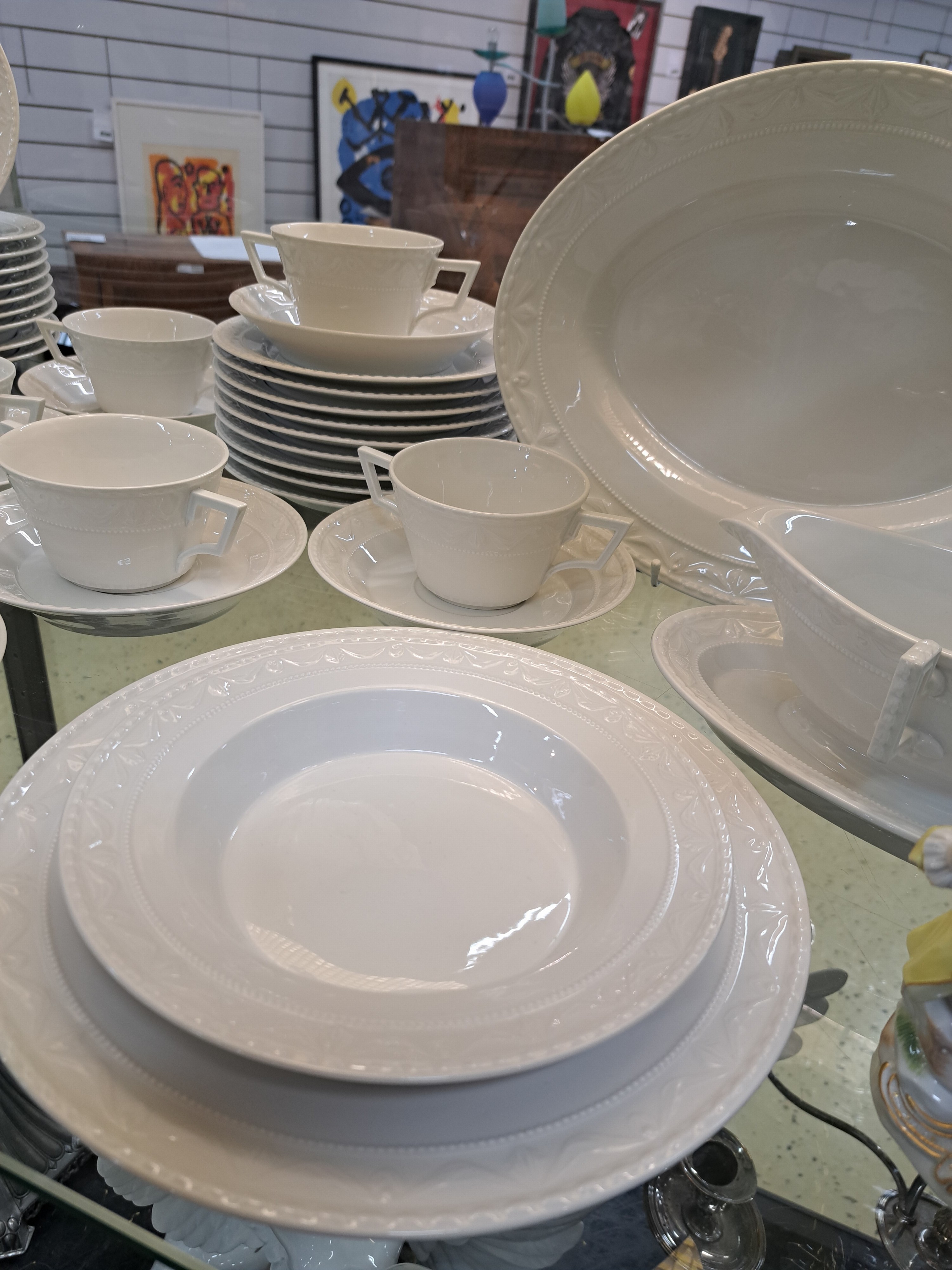 Detail c: Speiseservice, KPM Berlin, Modell Kurland weiß, 10 flache Teller, 10 tiefe Teller, 10 Suppentassen mit Untertassen, 12 Dessertteller, Sauciere, 2 ...