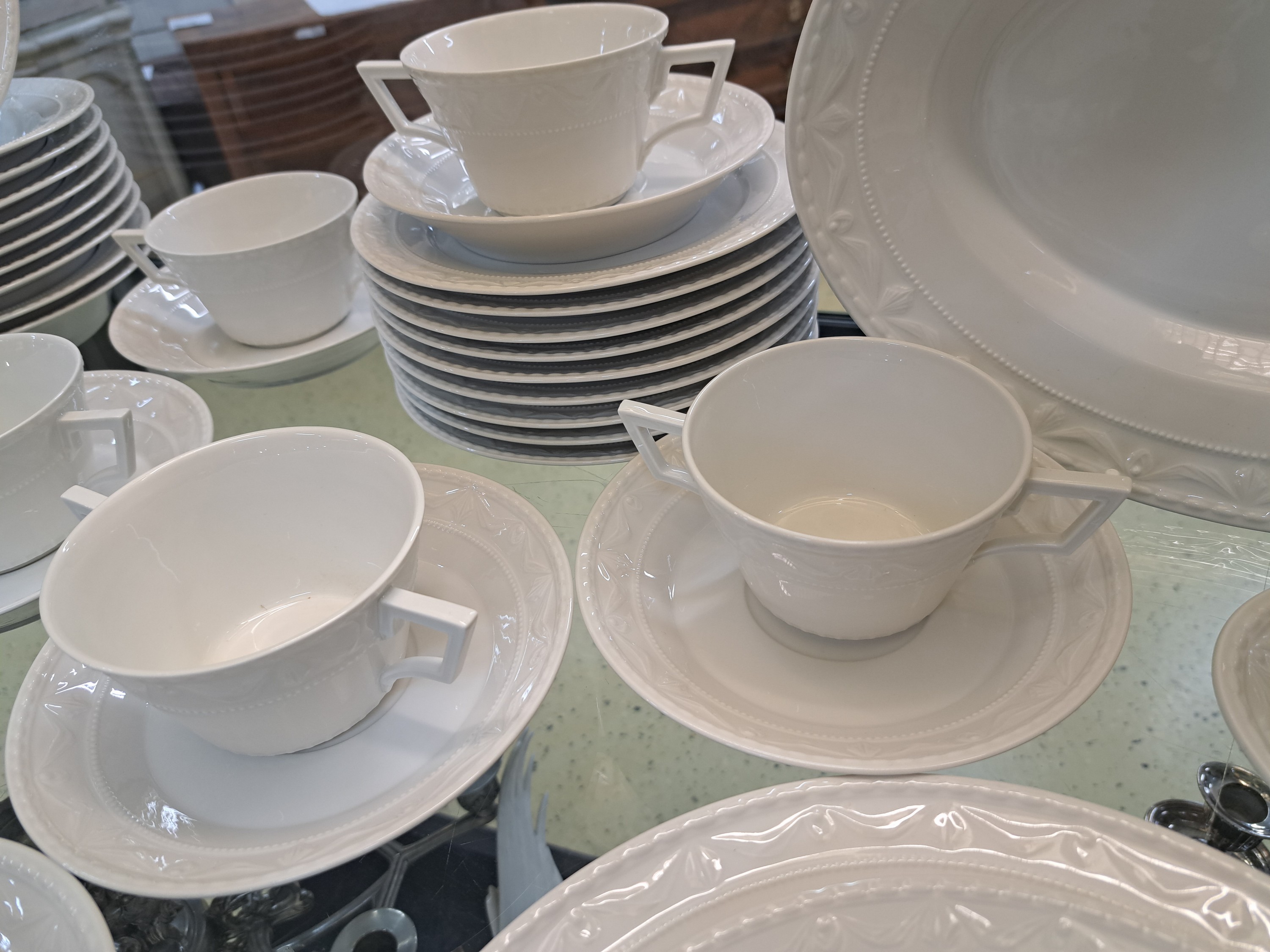 Detail d: Speiseservice, KPM Berlin, Modell Kurland weiß, 10 flache Teller, 10 tiefe Teller, 10 Suppentassen mit Untertassen, 12 Dessertteller, Sauciere, 2 ...