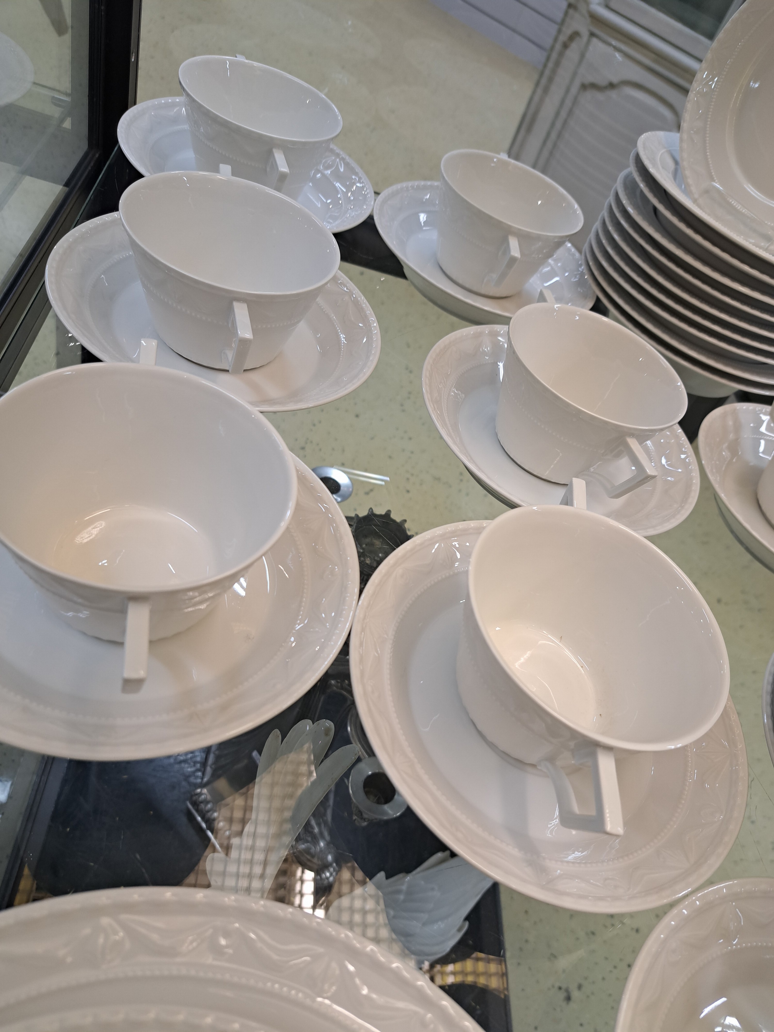 Detail e: Speiseservice, KPM Berlin, Modell Kurland weiß, 10 flache Teller, 10 tiefe Teller, 10 Suppentassen mit Untertassen, 12 Dessertteller, Sauciere, 2 ...