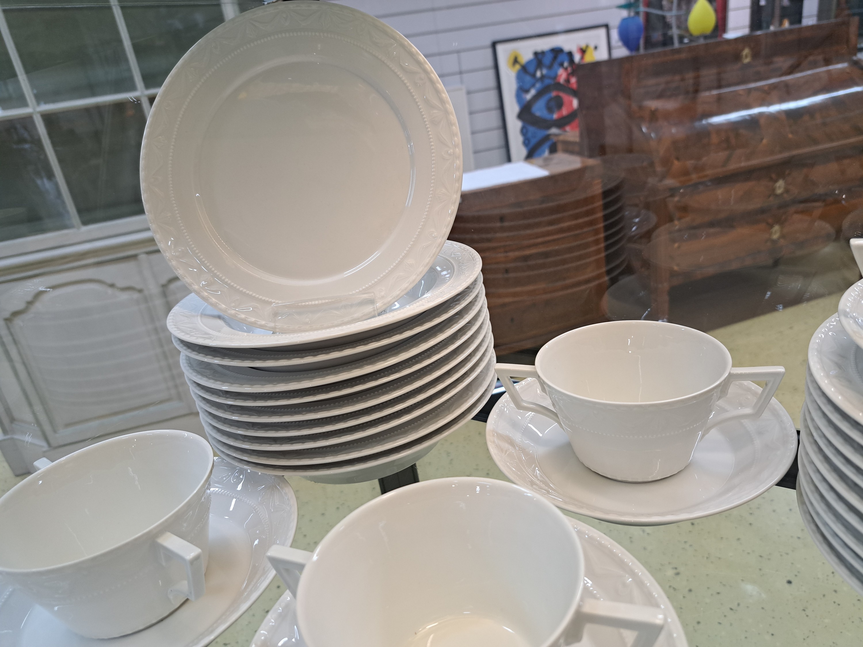 Detail f: Speiseservice, KPM Berlin, Modell Kurland weiß, 10 flache Teller, 10 tiefe Teller, 10 Suppentassen mit Untertassen, 12 Dessertteller, Sauciere, 2 ...