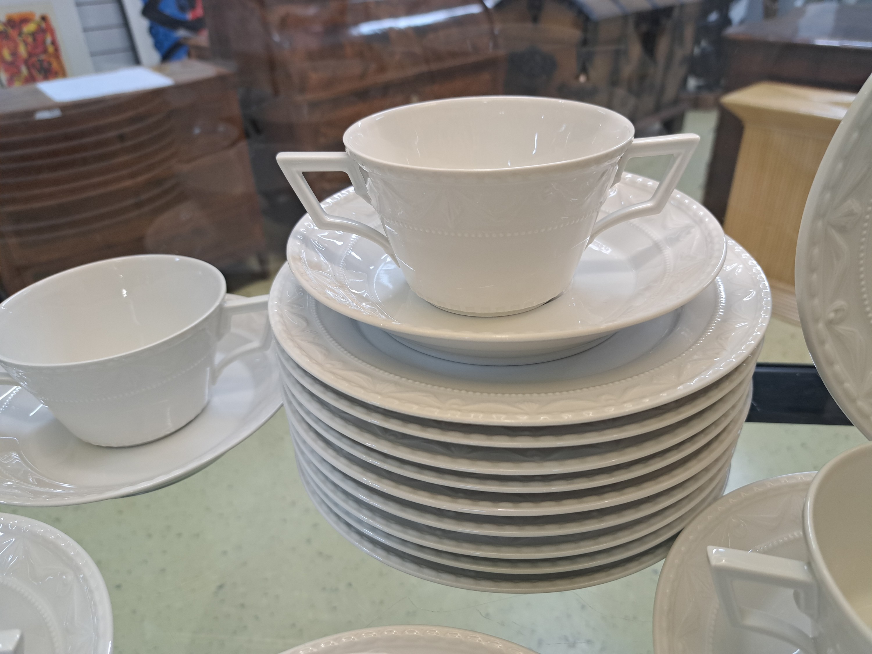 Detail g: Speiseservice, KPM Berlin, Modell Kurland weiß, 10 flache Teller, 10 tiefe Teller, 10 Suppentassen mit Untertassen, 12 Dessertteller, Sauciere, 2 ...