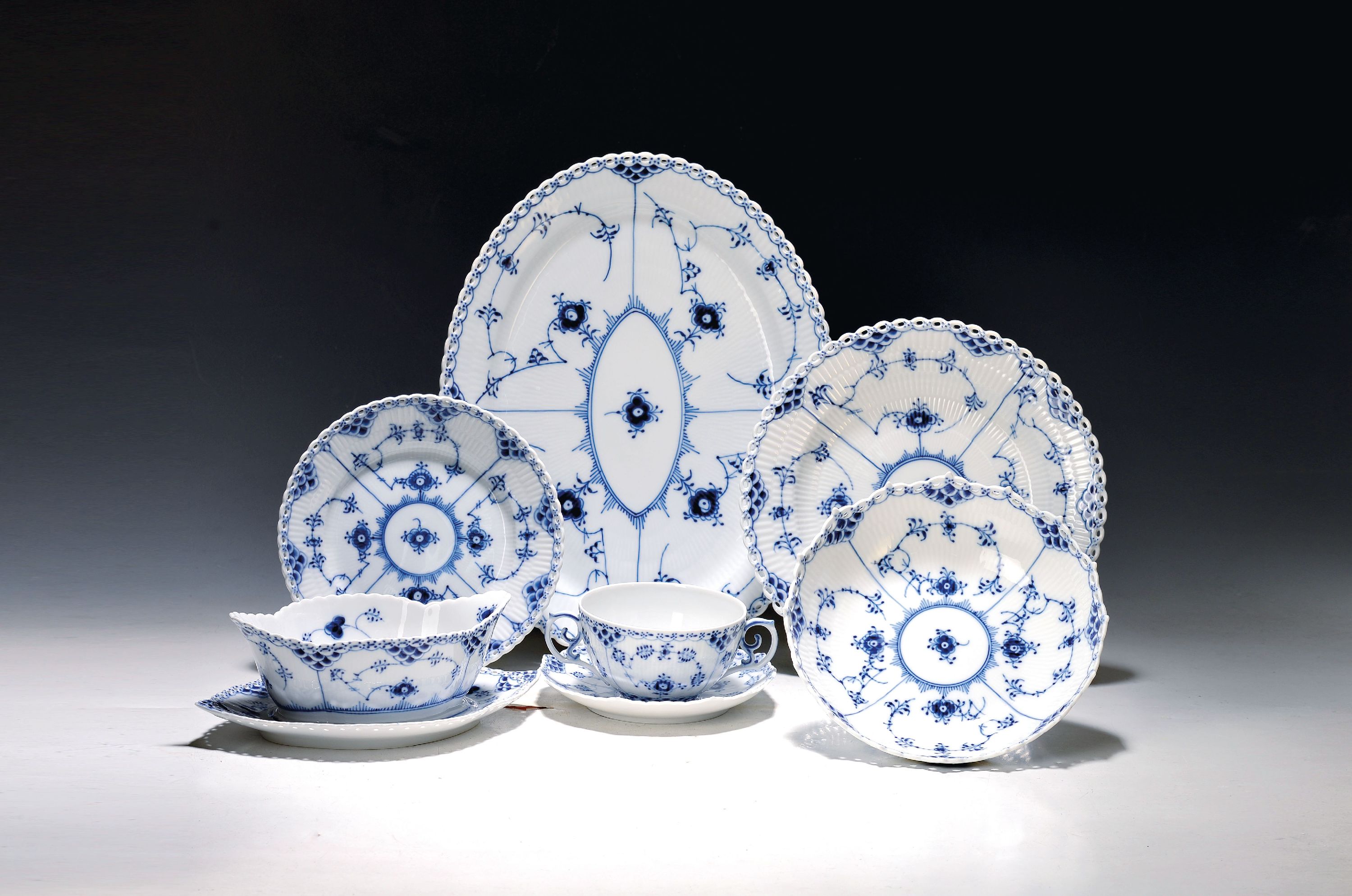 Image 27054563 - Dining service, Kgl. Copenhagen, Musselmalet full lace decor, 12 plates, 12 soup bowls ...