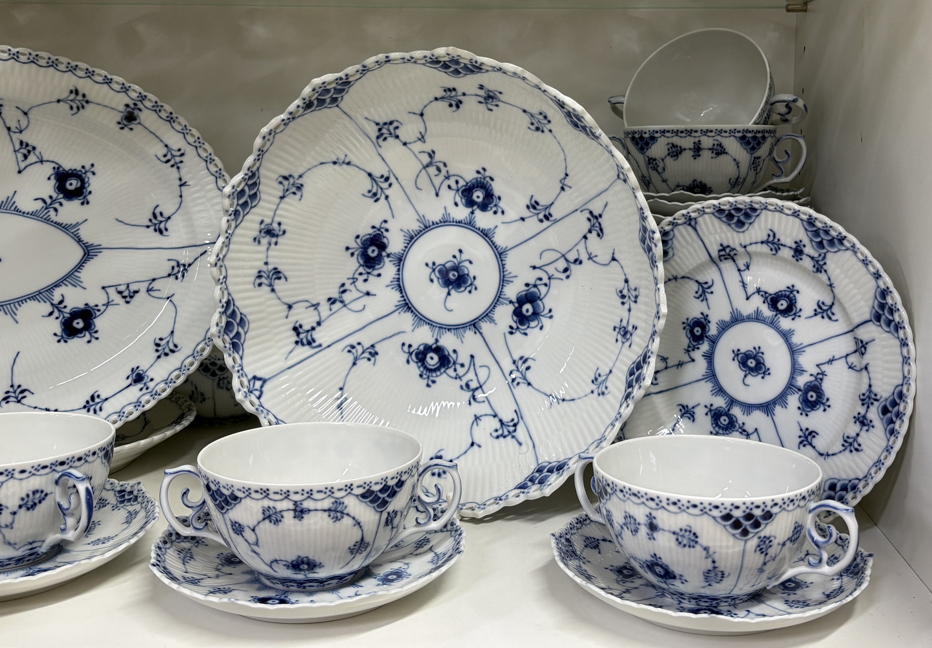 Detail a: Speiseservice, Kgl. Kopenhagen, Dekor Musselmalet Vollspitze, 12 Teller, 12 Suppentassen mit Untertassen, 12 Dessertteller, 2 ovale Platten, eine ...