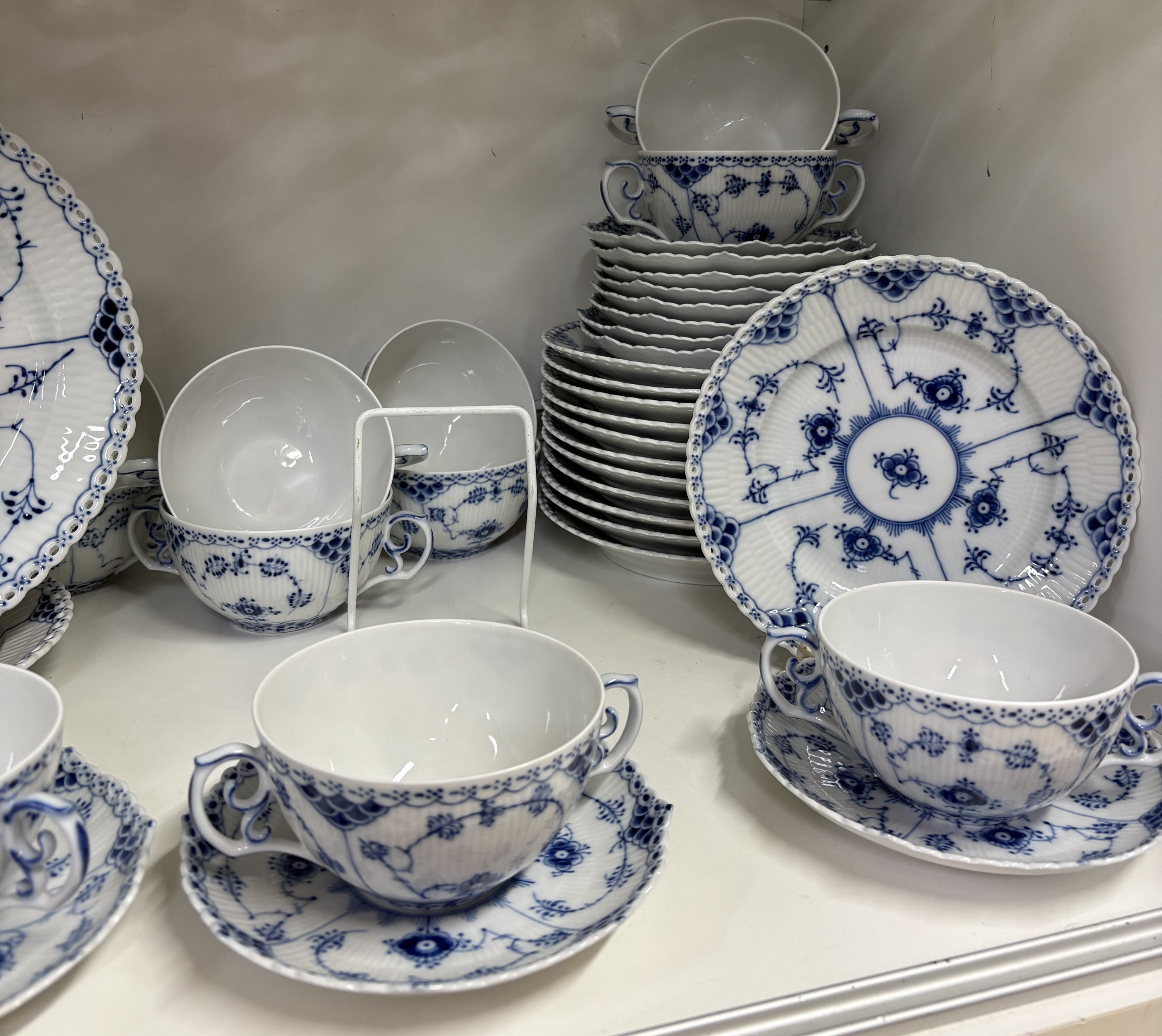Detail b: Speiseservice, Kgl. Kopenhagen, Dekor Musselmalet Vollspitze, 12 Teller, 12 Suppentassen mit Untertassen, 12 Dessertteller, 2 ovale Platten, eine ...